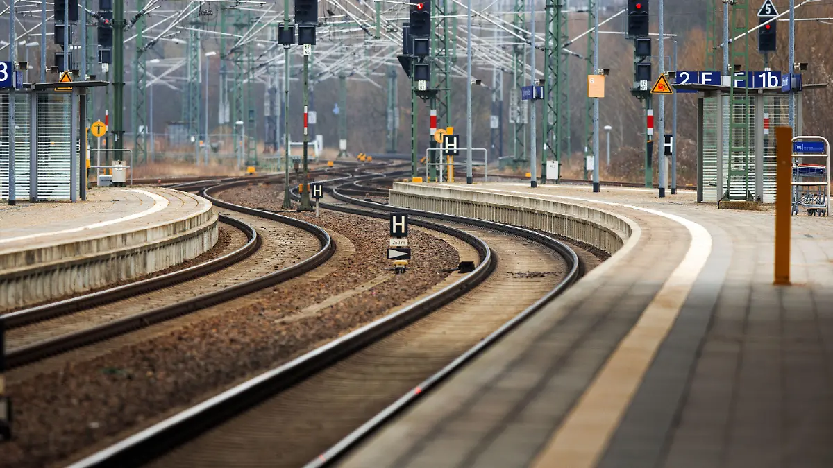 Ein leerer Bahnsteig ist am 20.02.2015 aus dem Bahnhof von Schwerin (Mecklenburg-Vorpommern) zu sehen. Foto: Jens Büttner/dpa +++(c) dpa - Bildfunk+++