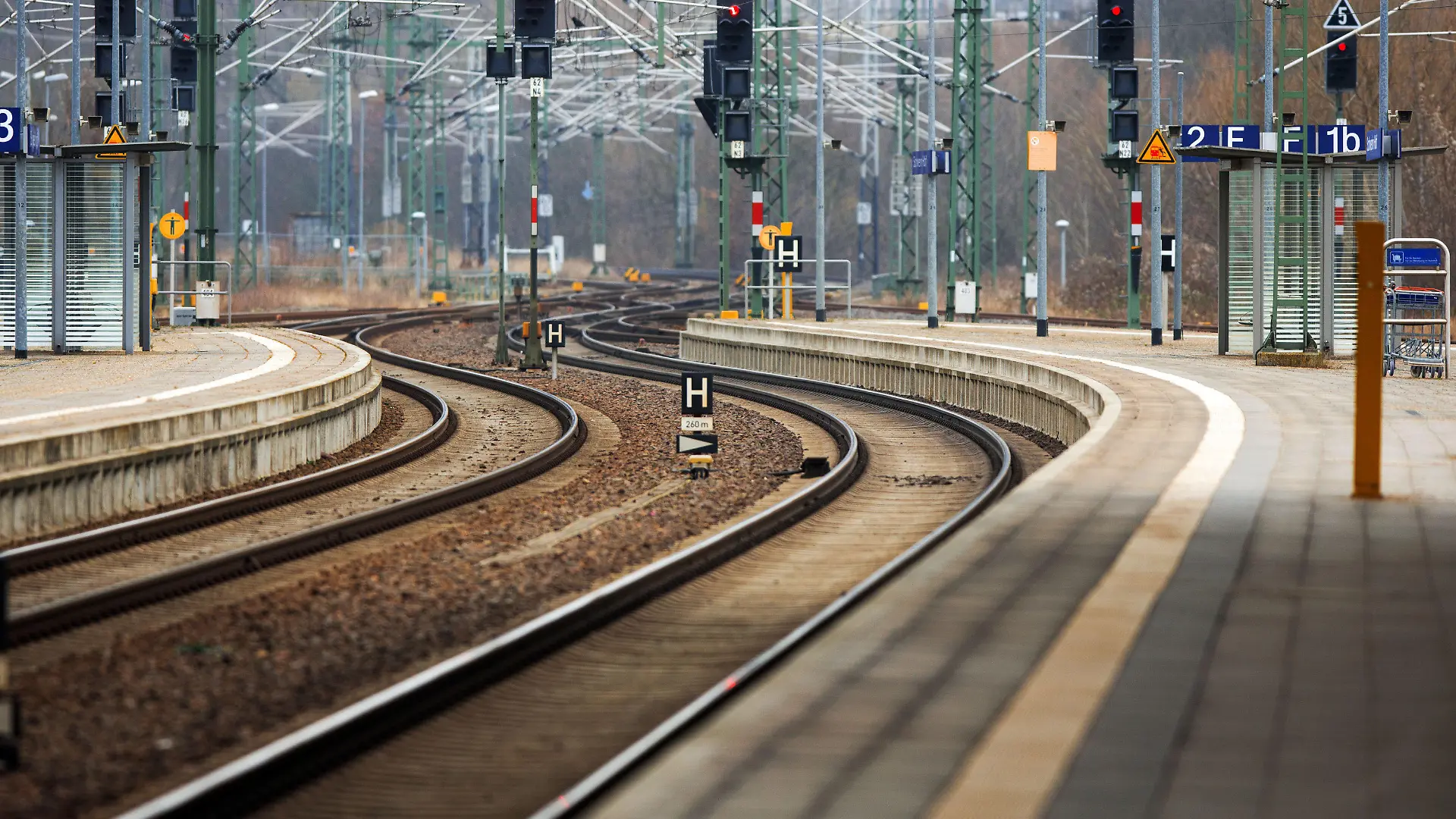 Ein leerer Bahnsteig ist am 20.02.2015 aus dem Bahnhof von Schwerin (Mecklenburg-Vorpommern) zu sehen. Foto: Jens Büttner/dpa +++(c) dpa - Bildfunk+++