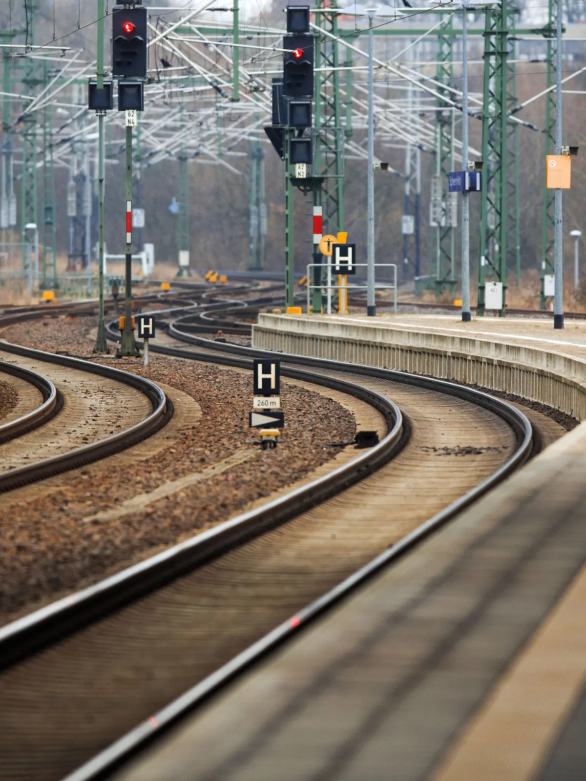 Ein leerer Bahnsteig ist am 20.02.2015 aus dem Bahnhof von Schwerin (Mecklenburg-Vorpommern) zu sehen.  Foto: Jens Büttner/dpa +++(c) dpa - Bildfunk+++