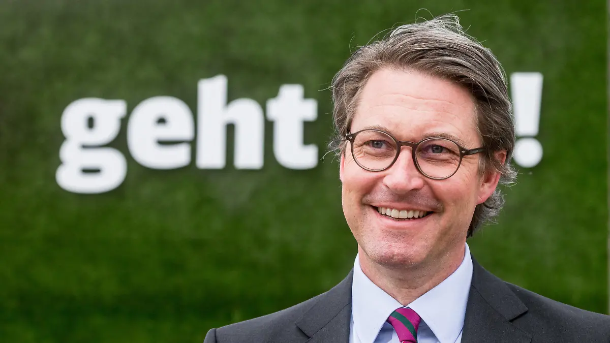 10.05.2021, Hamburg: Andreas Scheuer (CSU), Bundesverkehrsminister, steht vor einer Stellwand mit den Buchstaben "geht !". Mit einem symbolischen Spatenstich wurde der Baubeginn der neuen S-Bahnlinie S4 (Ost) begangen. Foto: Markus Scholz/dpa +++ dpa-Bildfunk +++