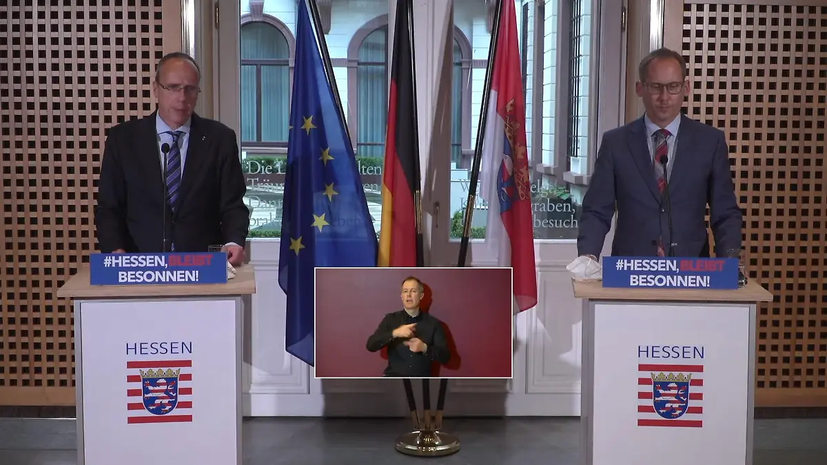 v.l.: Innenminister Peter Beuth (CDU) und Sozialminister Kai Klose (Grüne) informierten über die Impfungen für Hessens Schülerinnen und Schüler.