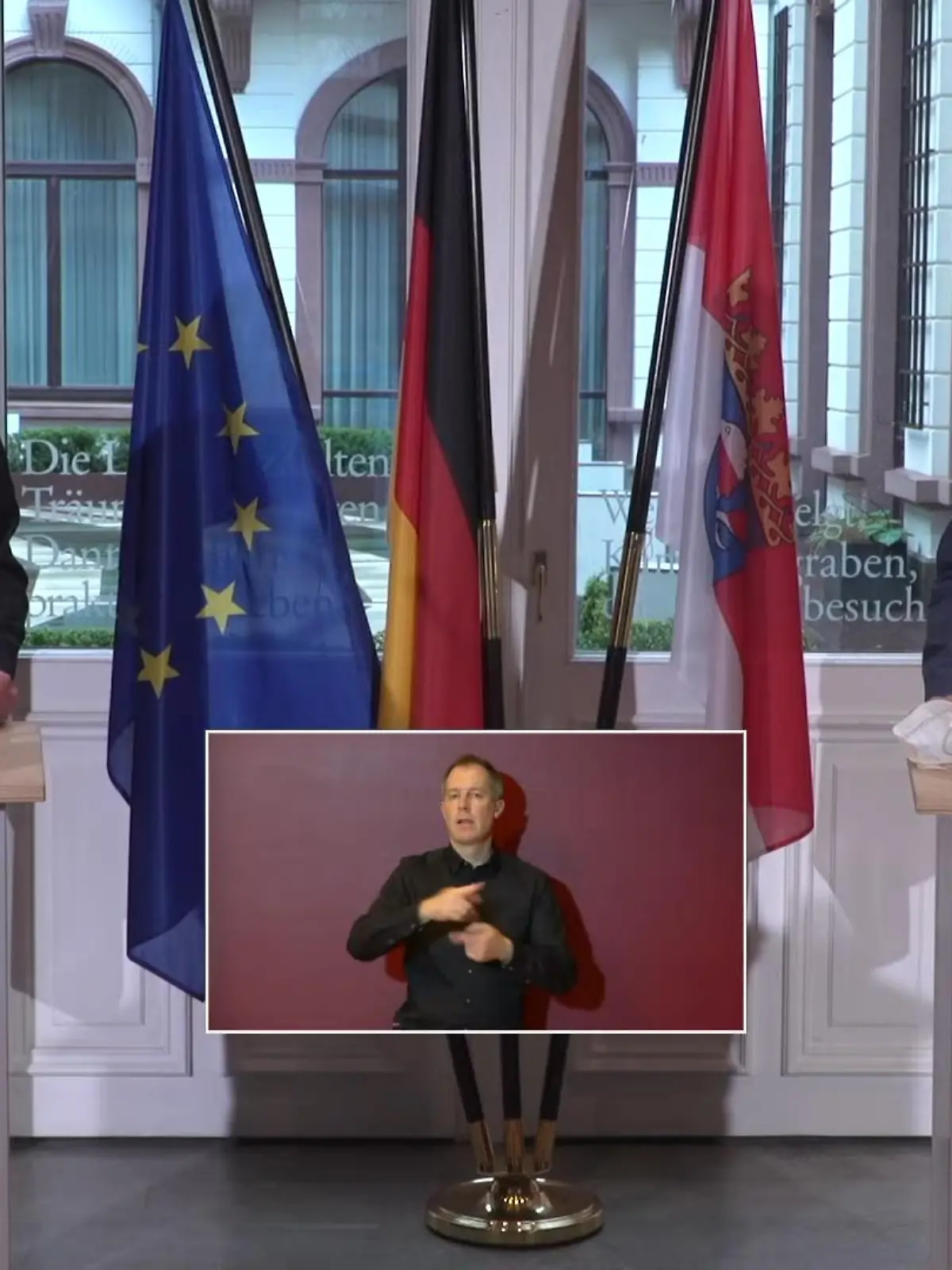 v.l.: Innenminister Peter Beuth (CDU) und Sozialminister Kai Klose (Grüne) informierten über die Impfungen für Hessens Schülerinnen und Schüler.