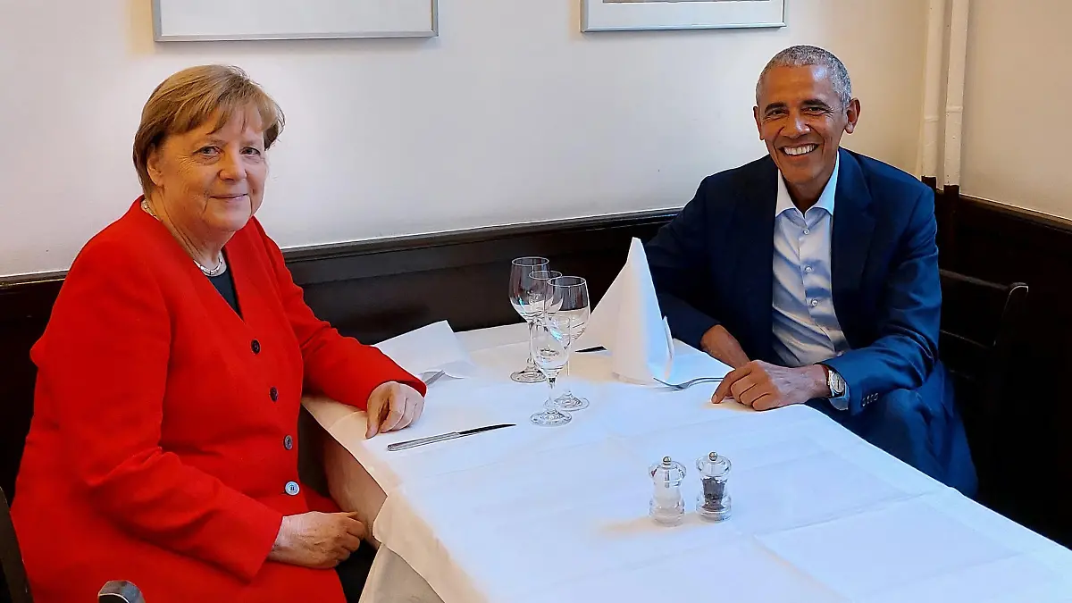 HANDOUT - 02.05.2023, Berlin: Angela Merkel, Bundeskanzlerin a. D., und Barack Obama, früherer US-Präsident, sitzen gemeinsam beim Essen in einem Restaurant. Der 61-jährige Obama, der am heutigen Mittwoch auch Bundeskanzler Scholz getroffen hatte, hat am Abend einen Auftritt in einer für 17 000 Zuschauer ausgelegten Mehrzweckhalle in Berlin. Foto: ---/Büro der Bundeskanzlerin a. D./dpa - ACHTUNG: Nur zur redaktionellen Verwendung im Zusammenhang mit der aktuellen Berichterstattung und nur mit vollständiger Nennung des vorstehenden Credits +++ dpa-Bildfunk +++