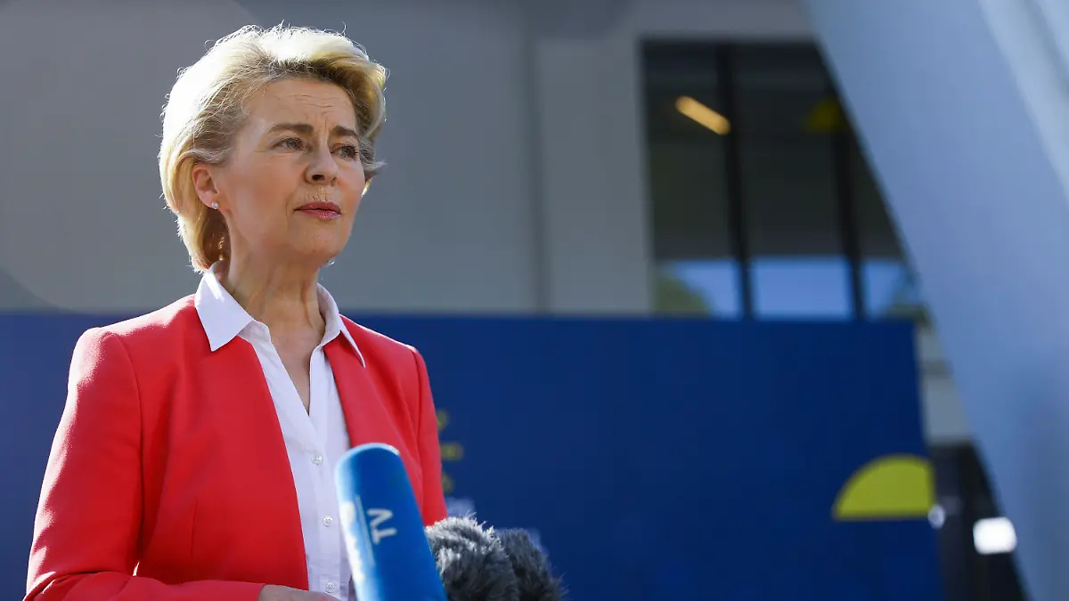 08.05.2021, Portugal, Porto: Ursula von der Leyen, Präsidentin der Europäischen Kommission, spricht vor Beginn des EU-Gipfels im Kristallpalast zu den Medien. Themen bei dem überwiegend online stattfindenden Treffen der Staats- und Regierungschefs der EU und Indien sind Handel, Klimawandel und Corona-Hilfen für Indien. Foto: Violeta Santos Moura/Pool AFP/AP/dpa +++ dpa-Bildfunk +++