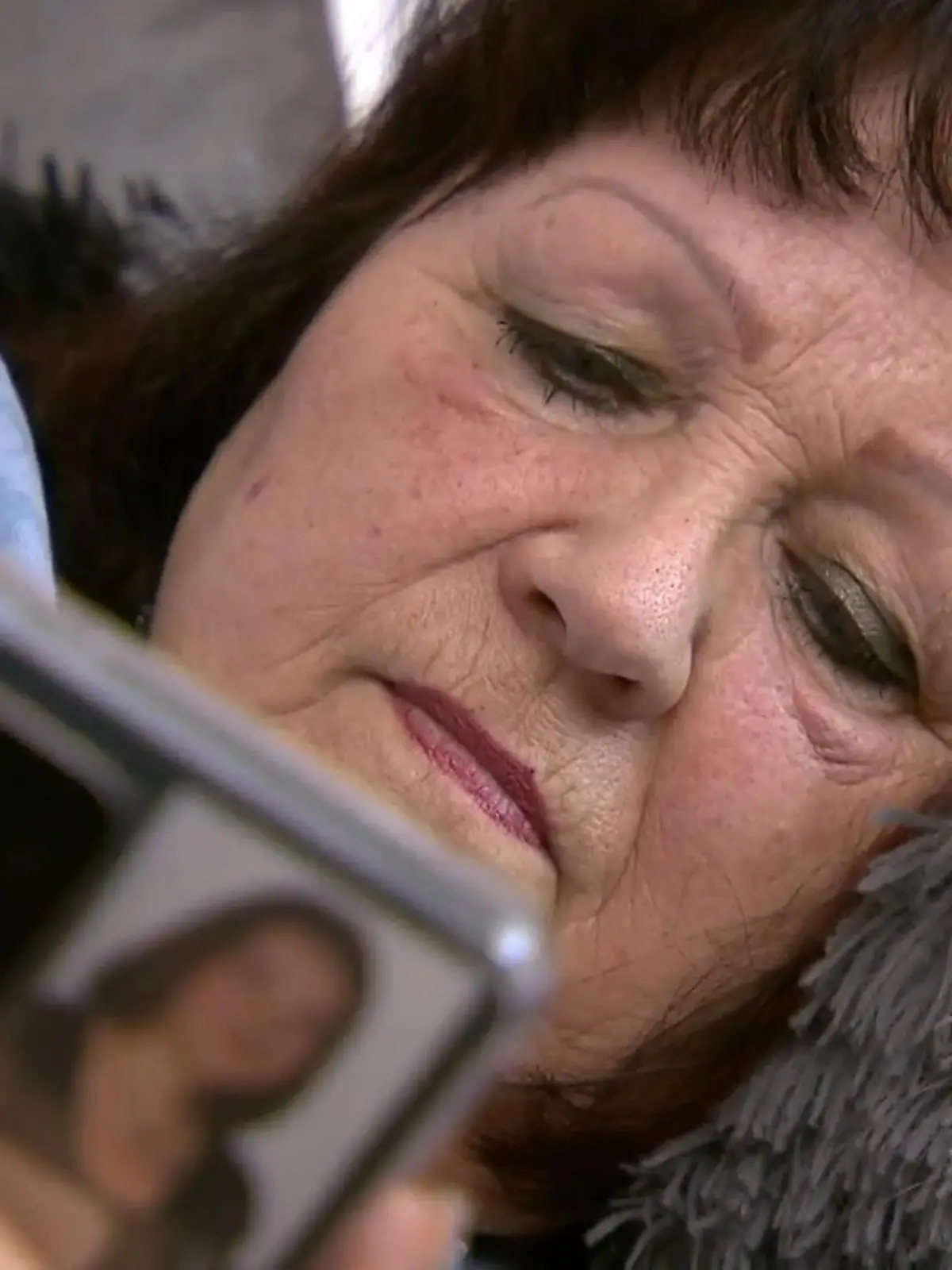 „Ich war mal süchtig und ich bin wieder süchtig.“ Schon vor einigen Jahren haben wir Rentnerin Renate Merkel (73) aus Chemnitz getroffen. Damals verbrachte sie 17 Stunden pro Tag am Smartphone. Ihr großes Ziel: Sie wollte sich bessern, schaffte es aber nur wenige Monate, wie sie uns im Interview beichtet. Heute glaubt sie selbst: „Es ist noch schlimmer geworden.“ Der traurige Grund dahinter: Das Smartphone, inklusive sozialer Kontakte über Facebook oder Sprachnachrichten füllt eine Lücke.
