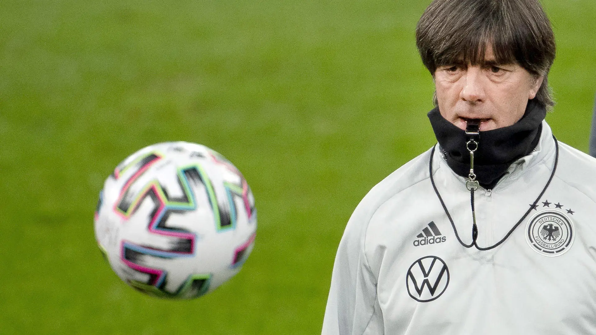 ARCHIV - 15.11.2019, Nordrhein-Westfalen, Düsseldorf: Fußball: Nationalmannschaft, vor dem EM-Qualifikationsspiel gegen Weißrussland: Joachim Löw, Bundestrainer, verfolgt das Training in der Merkur Spiel-Arena. Löw wird mit der Fußball-Nationalmannschaft erst drei Tage später als ursprünglich geplant in die Vorbereitung auf die Europameisterschaft starten. (zu dpa "Löw startet mit Nationalteam am 28. Mai in die EM-Vorbereitung") Foto: Federico Gambarini/dpa +++ dpa-Bildfunk +++