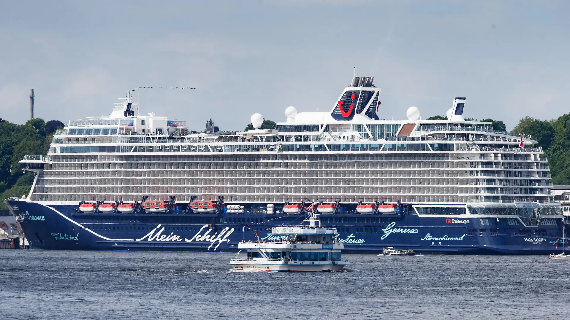 ARCHIV - 11.05.2018, Hamburg: Das Kreuzfahrtschiffschiff «Mein Schiff 1» der Hamburger Reederei Tui Cruises liegt am Fährterminal Altona. Das Schiff startet am 22.5. in Kiel zur ersten Kreuzfahrt 2021. (Zu dpa: «"Neustart 2.0": Kreuzfahrt-Branche startet Saison in Deutschland) Foto: Markus Scholz/dpa +++ dpa-Bildfunk +++