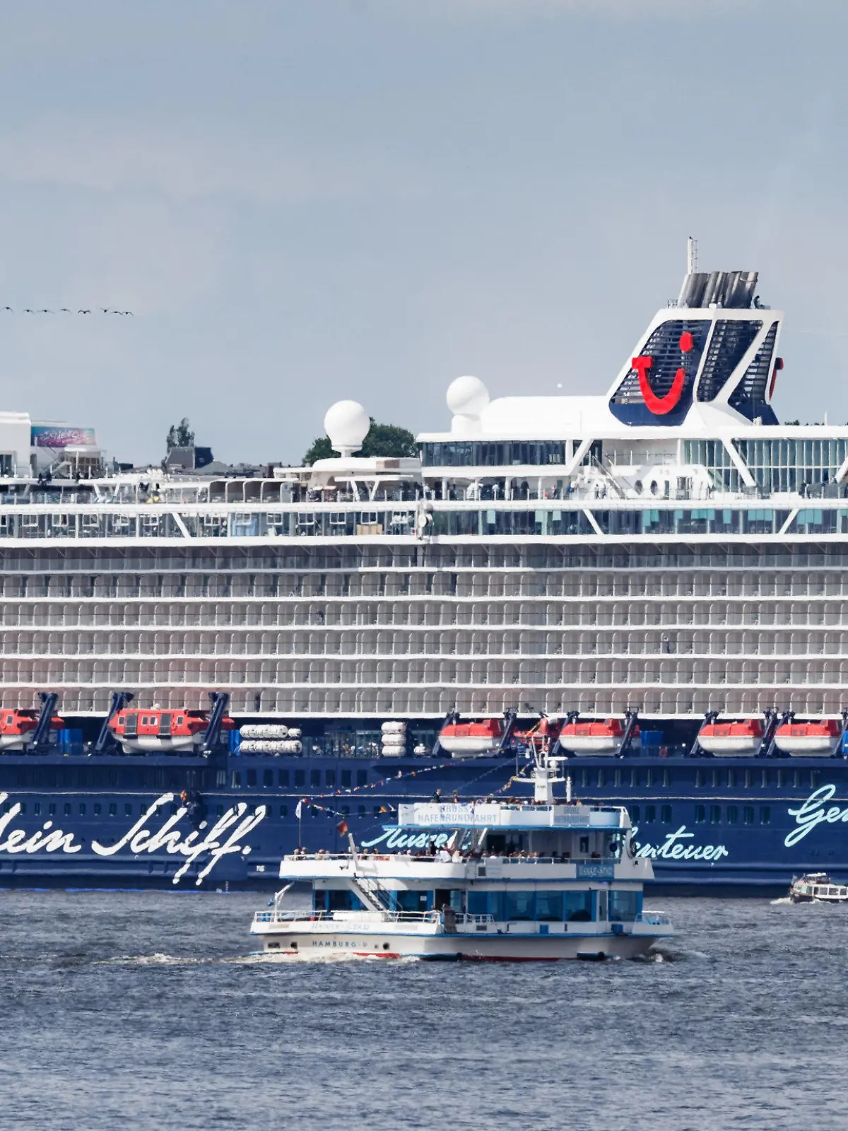 ARCHIV - 11.05.2018, Hamburg: Das Kreuzfahrtschiffschiff «Mein Schiff 1» der Hamburger Reederei Tui Cruises liegt am Fährterminal Altona. Das Schiff startet am 22.5. in Kiel zur ersten Kreuzfahrt 2021. (Zu dpa: «"Neustart 2.0": Kreuzfahrt-Branche startet Saison in Deutschland) Foto: Markus Scholz/dpa +++ dpa-Bildfunk +++