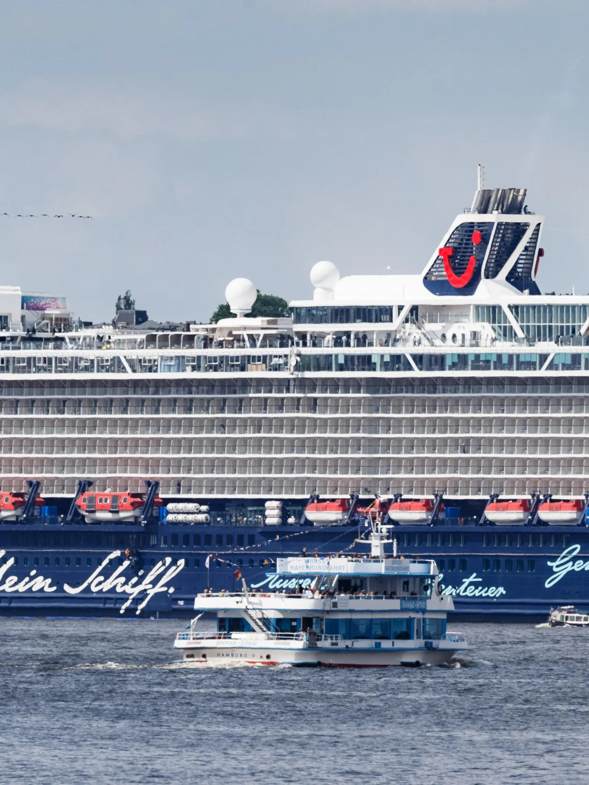 ARCHIV - 11.05.2018, Hamburg: Das Kreuzfahrtschiffschiff «Mein Schiff 1» der Hamburger Reederei Tui Cruises liegt am Fährterminal Altona. Das Schiff startet am 22.5. in Kiel zur ersten Kreuzfahrt 2021. (Zu dpa: «"Neustart 2.0": Kreuzfahrt-Branche startet Saison in Deutschland) Foto: Markus Scholz/dpa +++ dpa-Bildfunk +++
