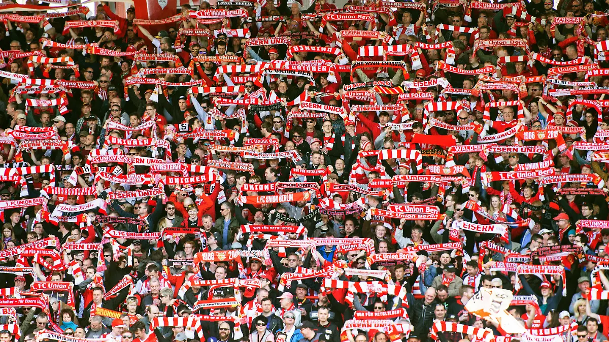 ARCHIV - 07.04.2018, Berlin: Fußball: 2. Bundesliga, 1. FC Union Berlin - MSV Duisburg, 29. Spieltag im Stadion Alte Försterei. Die Berliner Fans halten ihre Schals hoch. Das Fußballbundesliga-Spiel 1. FC Union Berlin gegen FC Bayern München am Samstag in Berlin soll vor Zuschauern ausgetragen werden. Foto: Christophe Gateau/dpa +++ dpa-Bildfunk +++