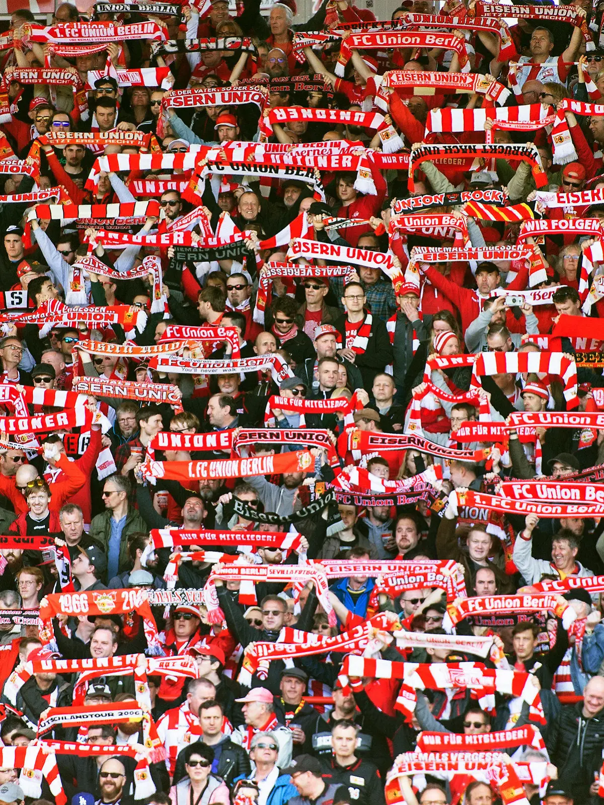 ARCHIV - 07.04.2018, Berlin: Fußball: 2. Bundesliga, 1. FC Union Berlin - MSV Duisburg, 29. Spieltag im Stadion Alte Försterei. Die Berliner Fans halten ihre Schals hoch. Das Fußballbundesliga-Spiel 1. FC Union Berlin gegen FC Bayern München am Samstag in Berlin soll vor Zuschauern ausgetragen werden. Foto: Christophe Gateau/dpa +++ dpa-Bildfunk +++