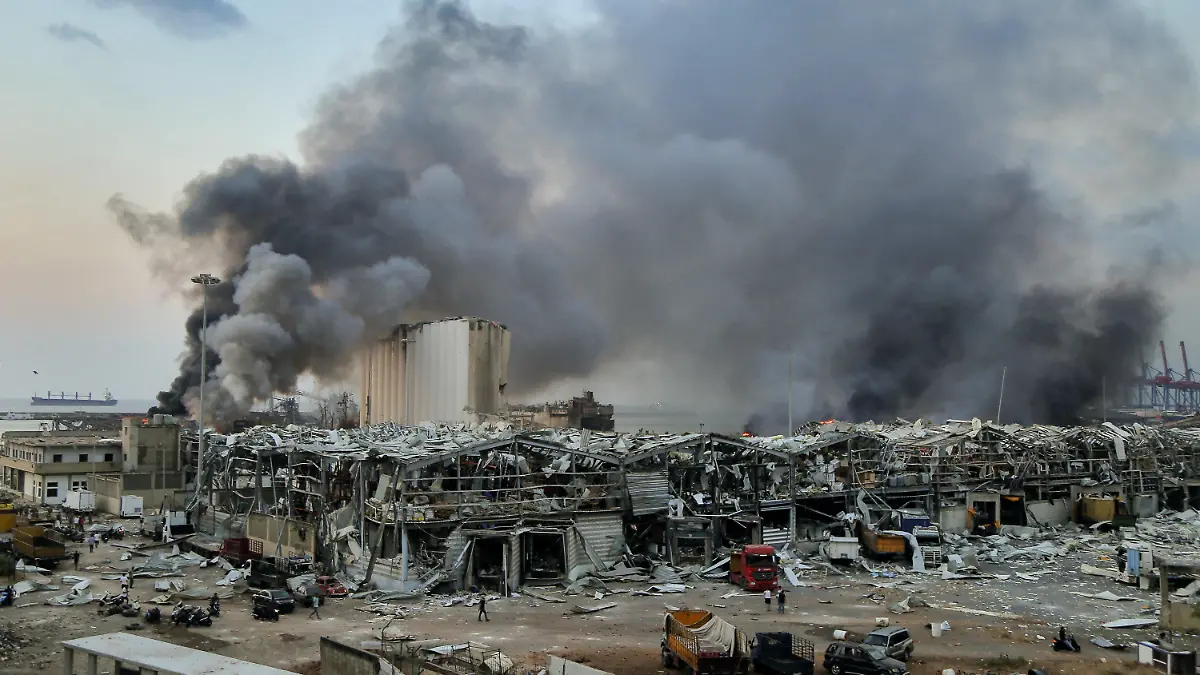 08.01.2020, Libanon, Beirut: Rauch steigt nach einer Explosion über einem Gebäude am Hafen auf. Eine schwere Explosion erschüttert die Innenstadt von Beirut und beschädigte Gebäude. Es sollen Hunderte Menschen verletzt worden sein. Foto: Marwan Naamani/dpa +++ dpa-Bildfunk +++