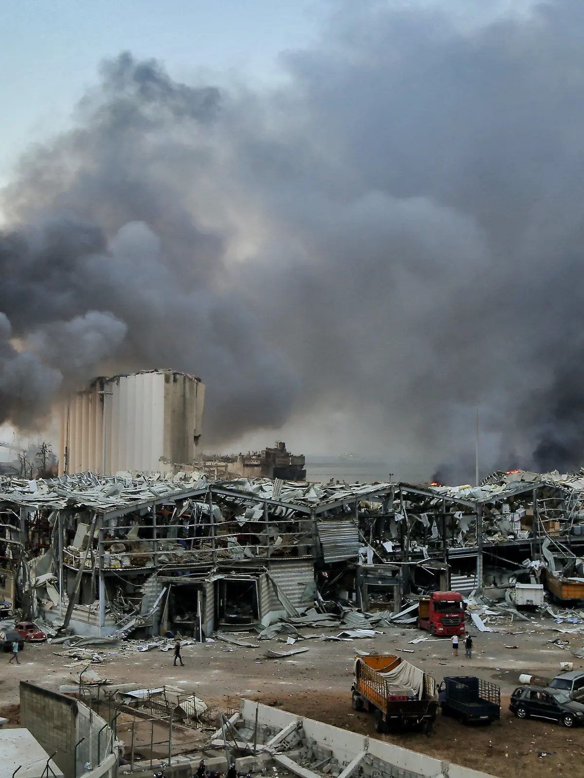 08.01.2020, Libanon, Beirut: Rauch steigt nach einer Explosion über einem Gebäude am Hafen auf. Eine schwere Explosion erschüttert die Innenstadt von Beirut und beschädigte Gebäude. Es sollen Hunderte Menschen verletzt worden sein. Foto: Marwan Naamani/dpa +++ dpa-Bildfunk +++