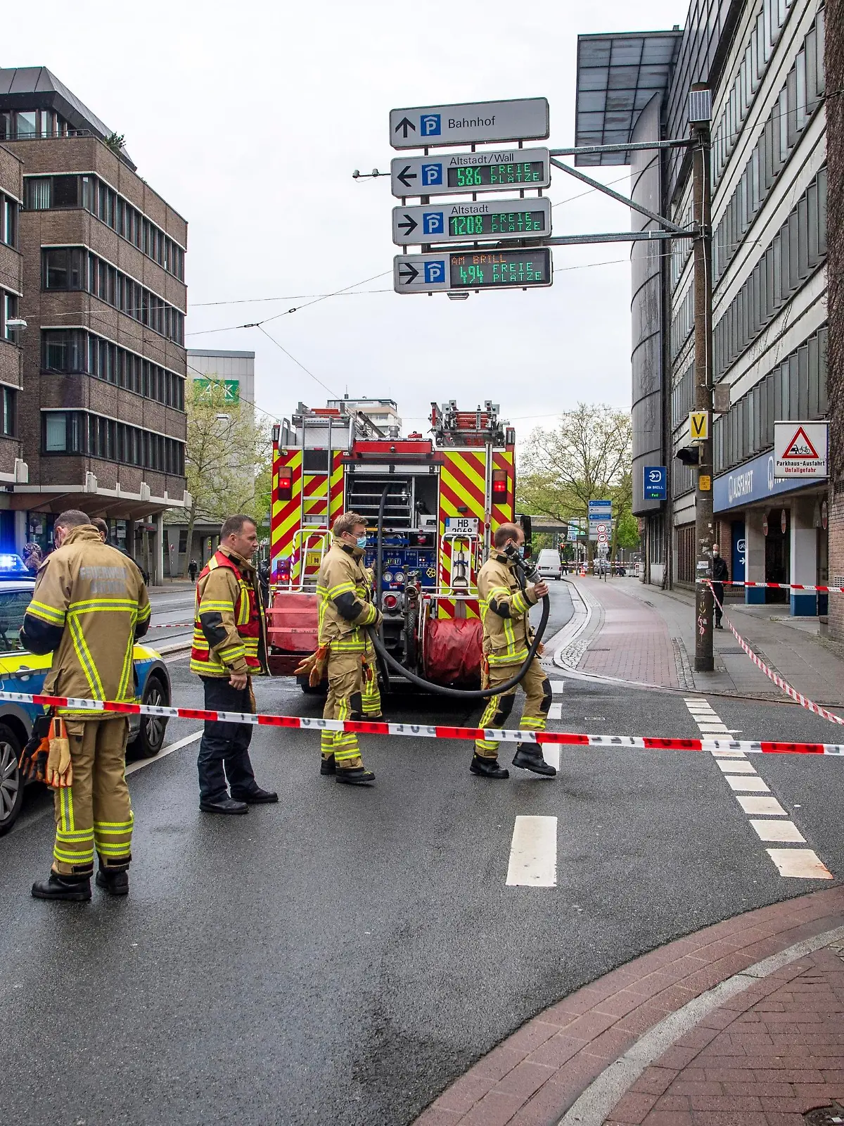 Feuerwehrkräfte stehen in der Nähe des Tatorts einer gewalttätigen Auseinandersetzung.