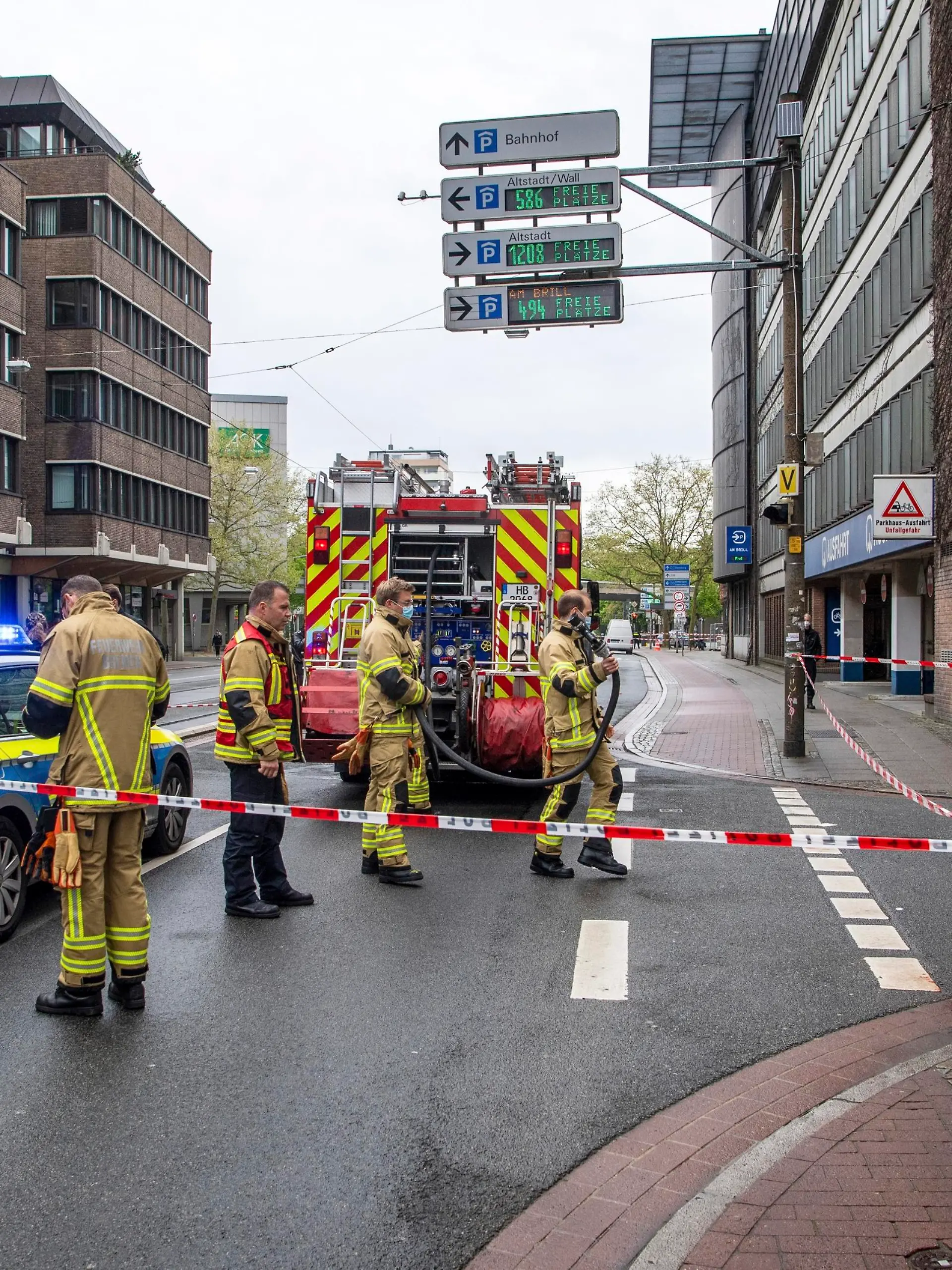 Feuerwehrkräfte stehen in der Nähe des Tatorts einer gewalttätigen Auseinandersetzung.
