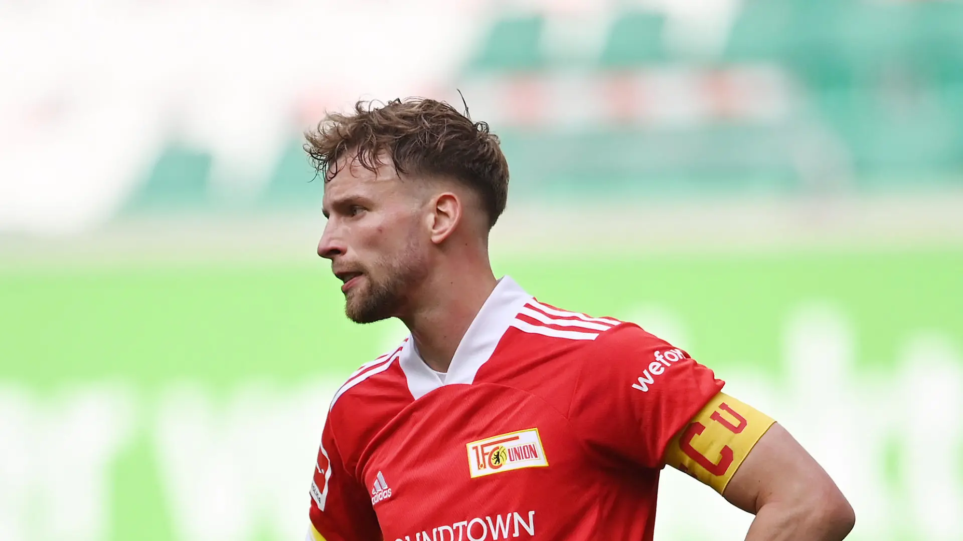 08.05.2021, Niedersachsen, Wolfsburg: Fußball: Bundesliga, VfL Wolfsburg - 1. FC Union Berlin, 32. Spieltag in der Volkswagen-Arena. Unions Marvin Friedrich steht enttäuscht auf dem Rasen. WICHTIGER HINWEIS: Gemäß den Vorgaben der DFL Deutsche Fußball Liga bzw. des DFB Deutscher Fußball-Bund ist es untersagt, in dem Stadion und/oder vom Spiel angefertigte Fotoaufnahmen in Form von Sequenzbildern und/oder videoähnlichen Fotostrecken zu verwerten bzw. verwerten zu lassen. Foto: Swen Pförtner/dpa +++ dpa-Bildfunk +++