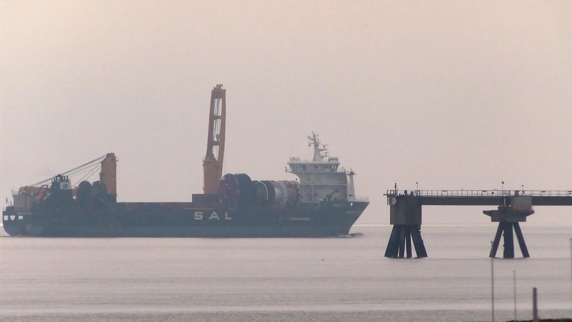 16.05.2021, Niedersachsen, Wilhelmshaven: Das Containerschiff "Amoenitas" in deutschen Gewässern auf dem Weg zu seinem Zielhafen in Wilhelmshaven.
Ein Containerschiff mit giftigen Chemikalien aus dem Libanon ist in Wilhelmshaven angekommen. eutsche Experten hatten die Chemikalien in den vergangenen Wochen im Hafen von Beirut geborgen, wo es im August 2020 zu einer verheerenden Explosion gekommen war. Foto: ---/Nord-West-Media TV /dpa +++ dpa-Bildfunk +++