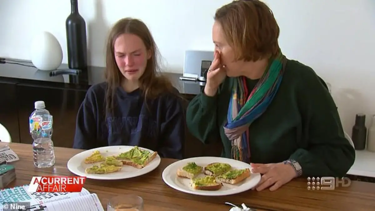Chloe sitzt mit Mutter verzweifelt vor Avocado-Toast