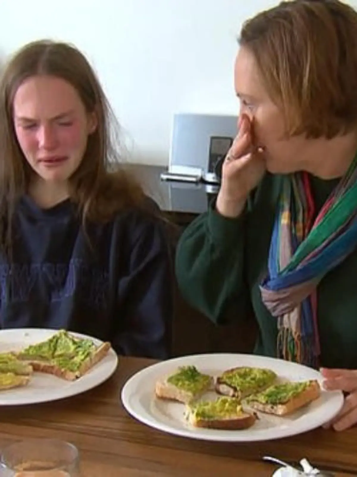 Chloe sitzt mit Mutter verzweifelt vor Avocado-Toast