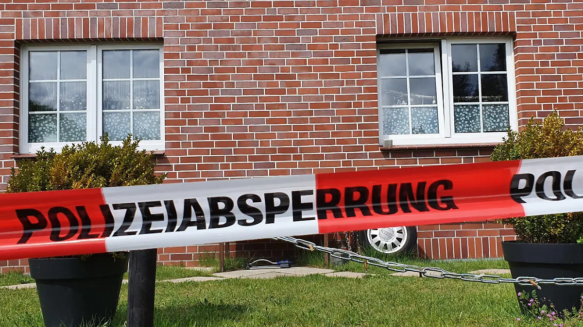 17.05.2021, Niedersachsen, Bispingen: Ein Absperrband der Polizei hängt vor einem Haus. Eine 35-jährige Frau und ihr 4-jähriger Sohn sind tot in dem Haus entdeckt worden. Beide hätten Spuren von Gewalt aufgezeigt, teilten Polizei und Staatsanwaltschaft am Montag (17.05.2021) mit. Am Sonntagnachmittag sei im rund 20 Kilometer entfernten Schneverdingen (Heidekreis) ein Verdächtiger festgenommen worden, bei dem es sich um den 34-jährigen Lebensgefährten der Getöteten handle. Foto: Fernando Martinez/dpa +++ dpa-Bildfunk +++