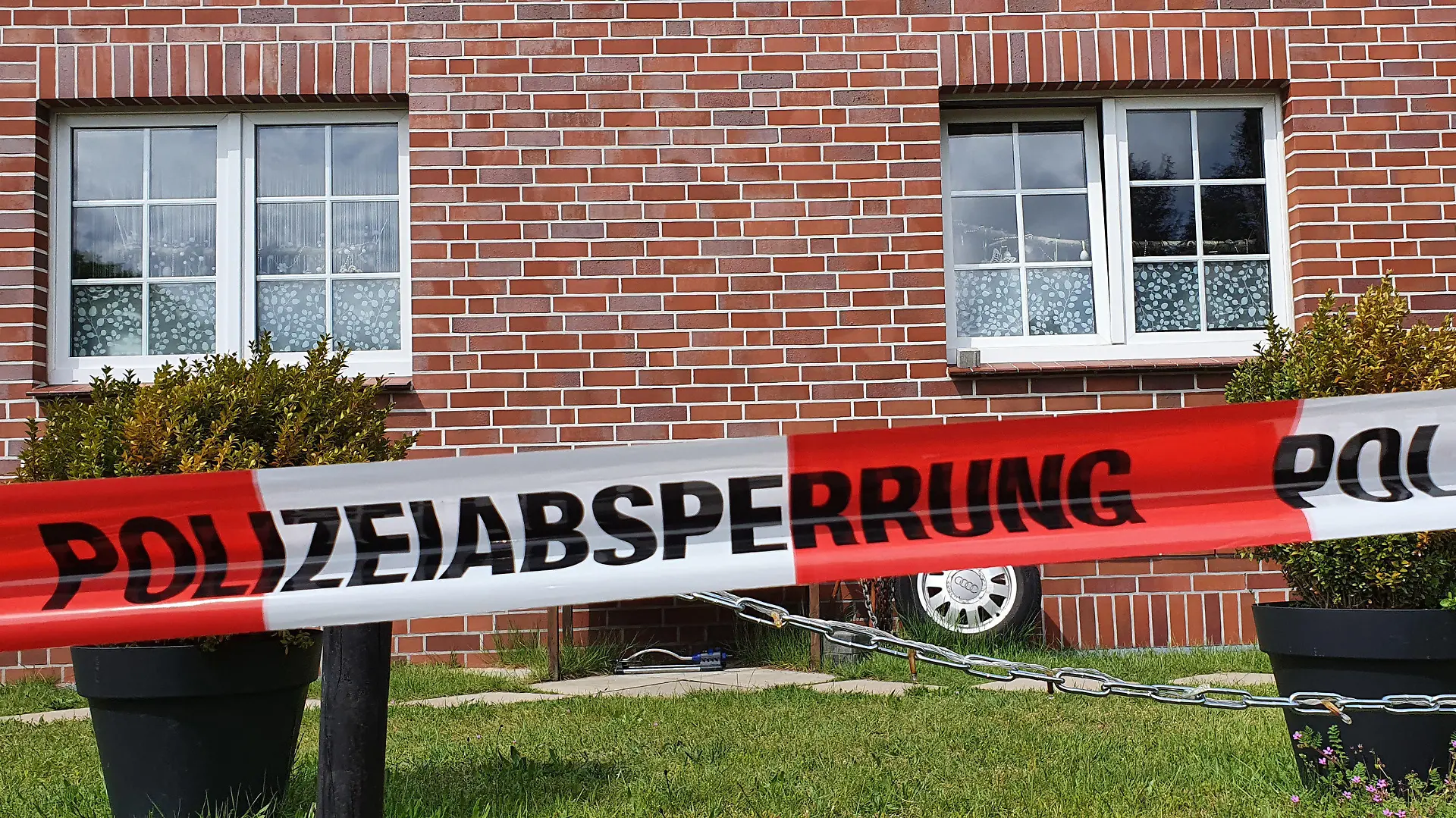 17.05.2021, Niedersachsen, Bispingen: Ein Absperrband der Polizei hängt vor einem Haus. Eine 35-jährige Frau und ihr 4-jähriger Sohn sind tot in dem Haus entdeckt worden. Beide hätten Spuren von Gewalt aufgezeigt, teilten Polizei und Staatsanwaltschaft am Montag (17.05.2021) mit. Am Sonntagnachmittag sei im rund 20 Kilometer entfernten Schneverdingen (Heidekreis) ein Verdächtiger festgenommen worden, bei dem es sich um den 34-jährigen Lebensgefährten der Getöteten handle. Foto: Fernando Martinez/dpa +++ dpa-Bildfunk +++