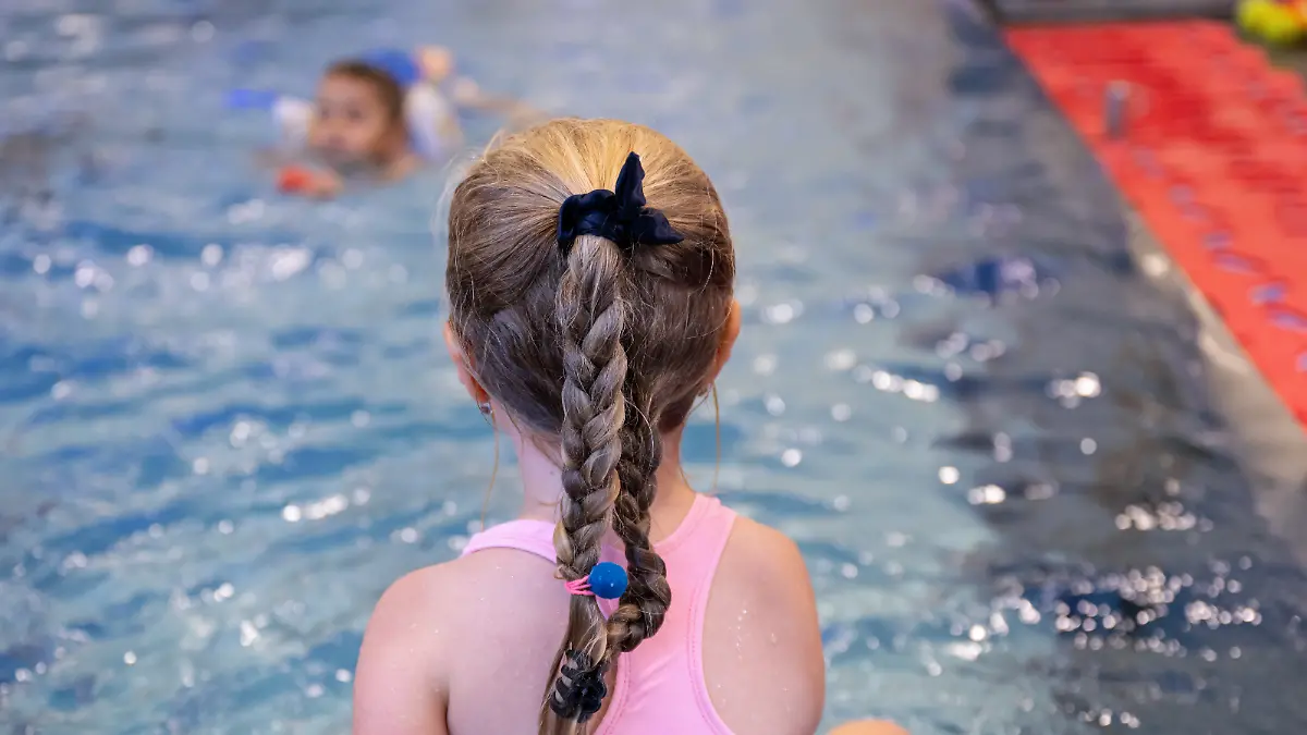 Kinder beim Schwimmunterricht (Symbolfoto)