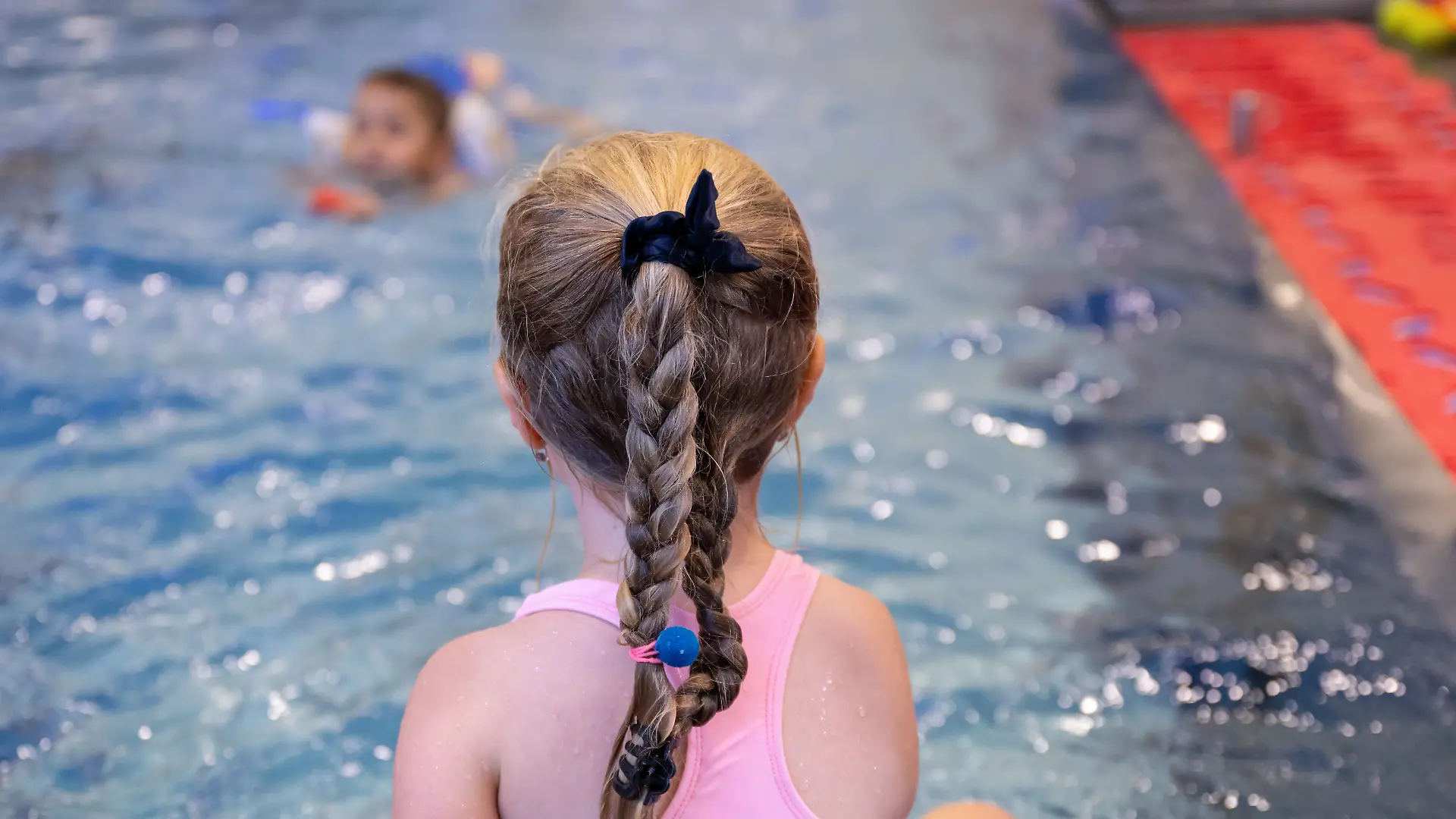 Kinder beim Schwimmunterricht (Symbolfoto)