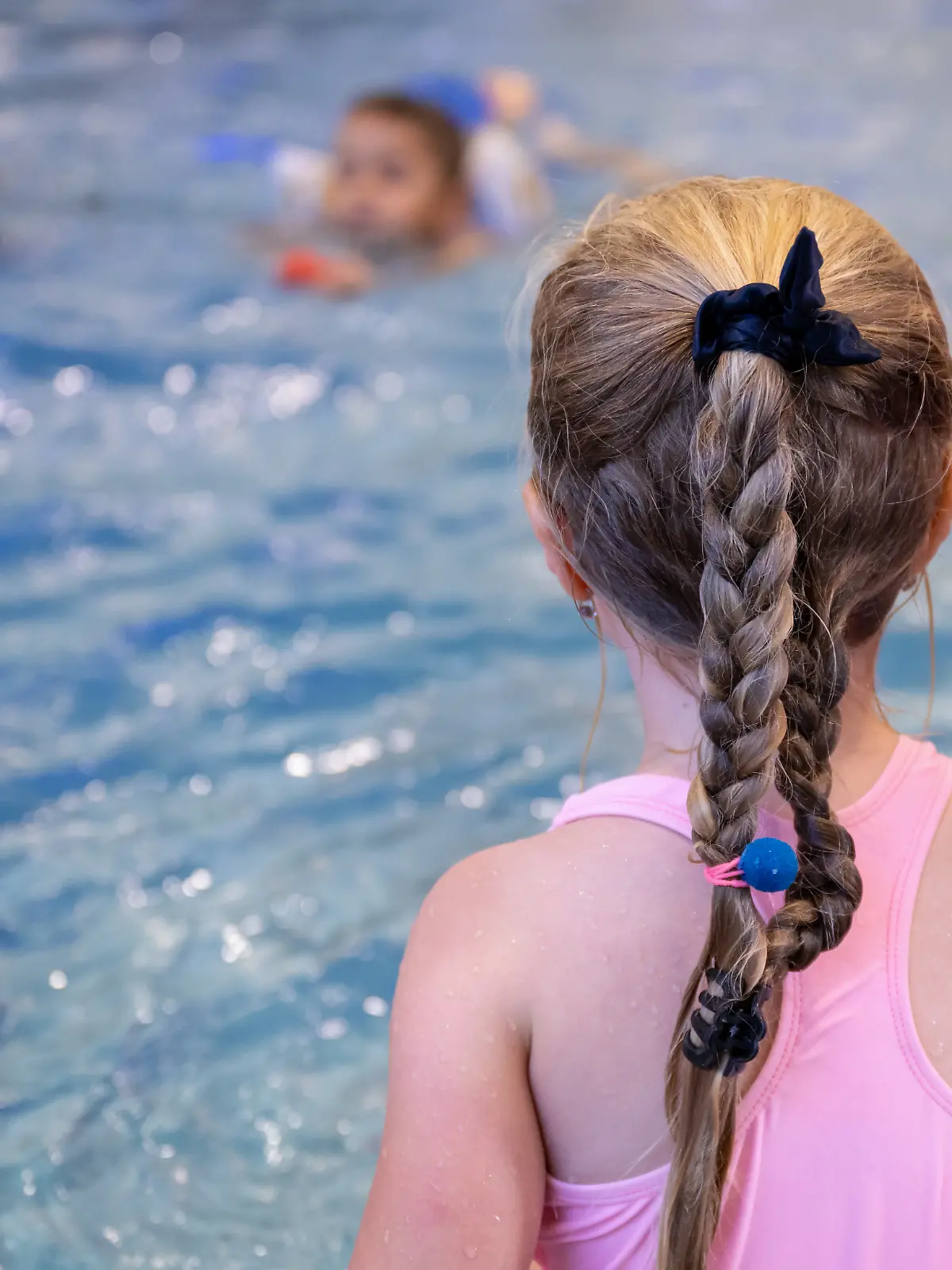 Kinder beim Schwimmunterricht (Symbolfoto) 