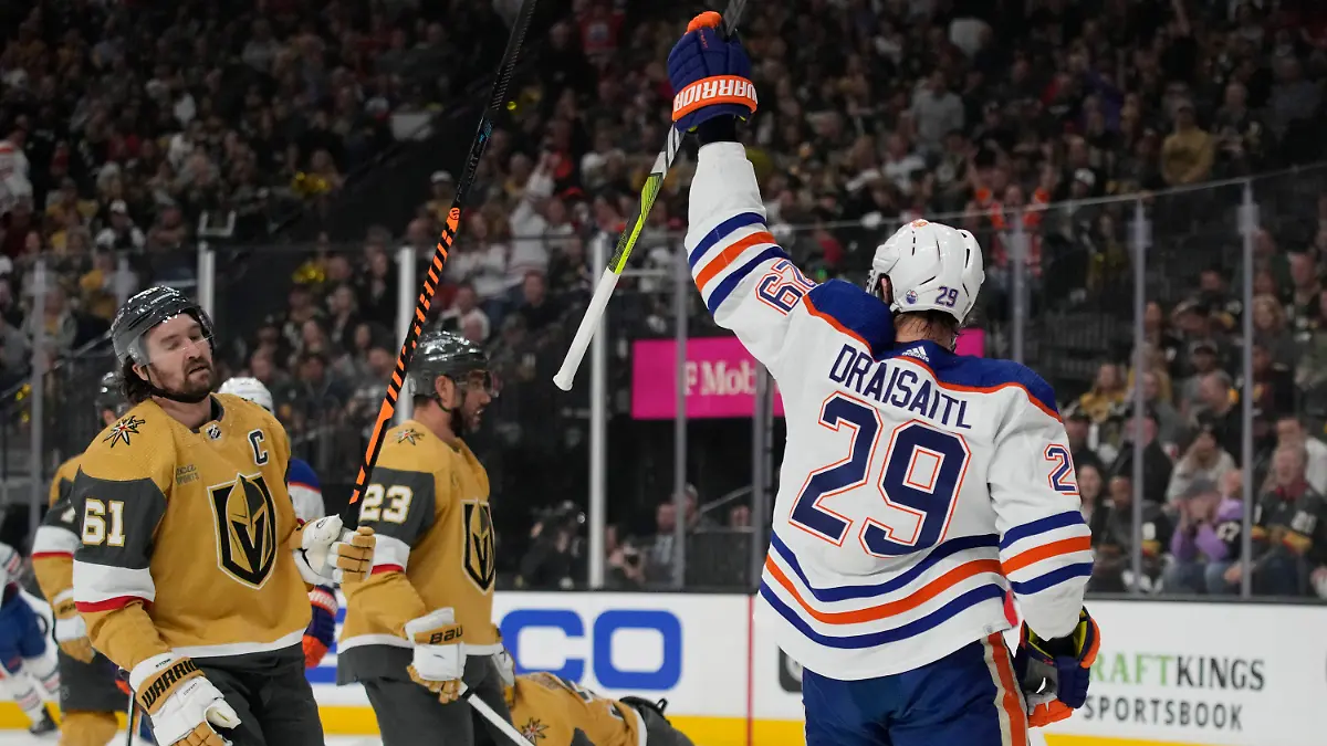 03.05.2023, USA, Las Vegas: Eishockey: NHL, Play-off-Runde, Western Conference, 2. Runde, 1. Spiel, Vegas Golden Knights - Edmonton Oilers. Leon Draisaitl (29), Center der Edmonton Oilers, jubelt nach seinem Treffer. Foto: John Locher/AP +++ dpa-Bildfunk +++
