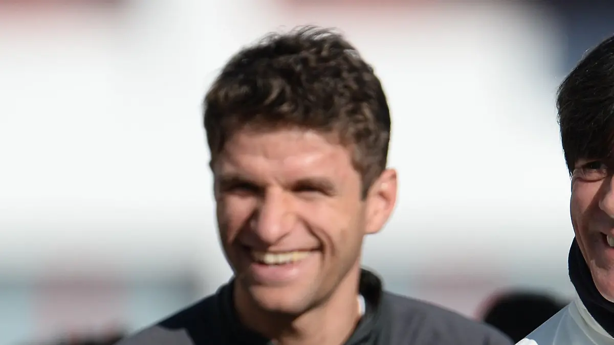 Nationalspieler Thomas Müller (l) und Bundestrainer Joachim Löw kommen am 11.11.2015 lachend zum Training der deutschen Fußball-Nationalmannschaft auf dem Gelände des FC Bayern München in München (Bayern). Foto: Andreas Gebert/dpa +++(c) dpa - Bildfunk+++
