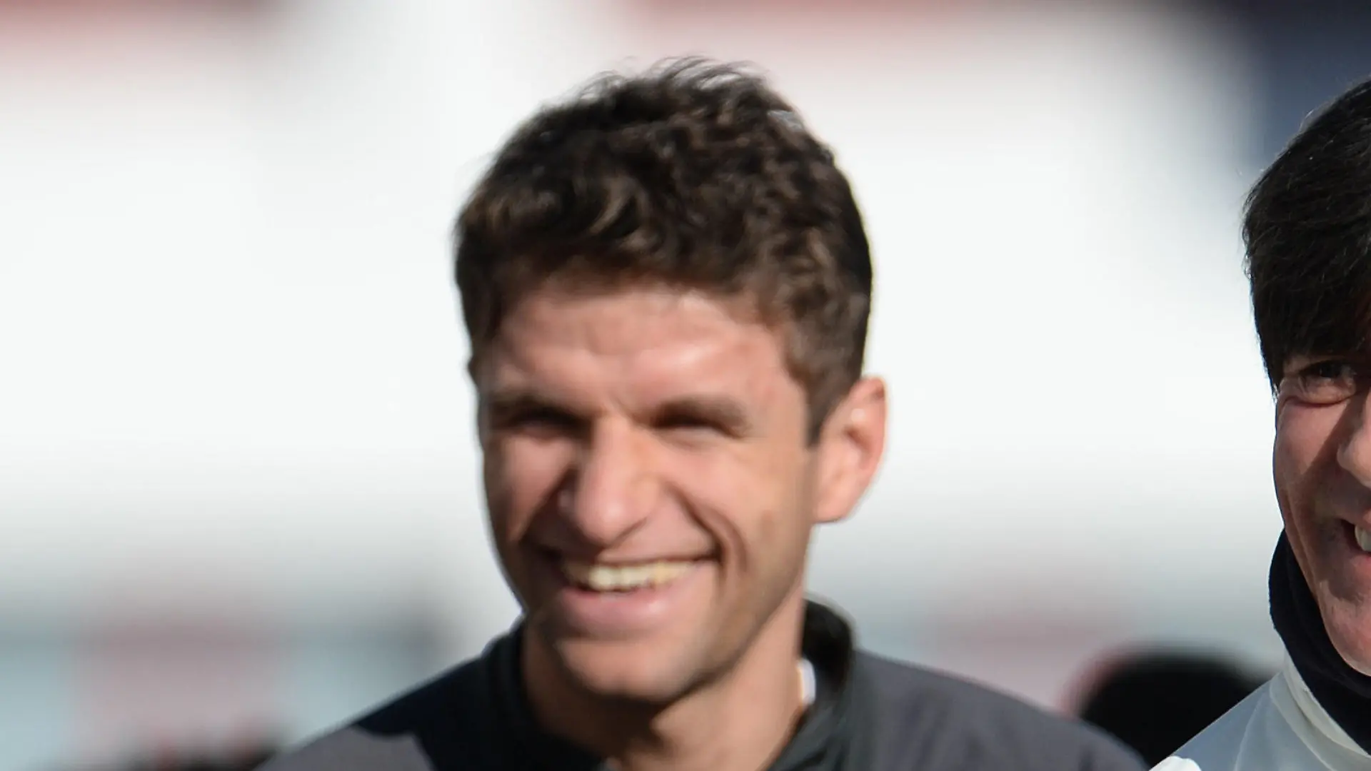 Nationalspieler Thomas Müller (l) und Bundestrainer Joachim Löw kommen am 11.11.2015 lachend zum Training der deutschen Fußball-Nationalmannschaft auf dem Gelände des FC Bayern München in München (Bayern). Foto: Andreas Gebert/dpa +++(c) dpa - Bildfunk+++