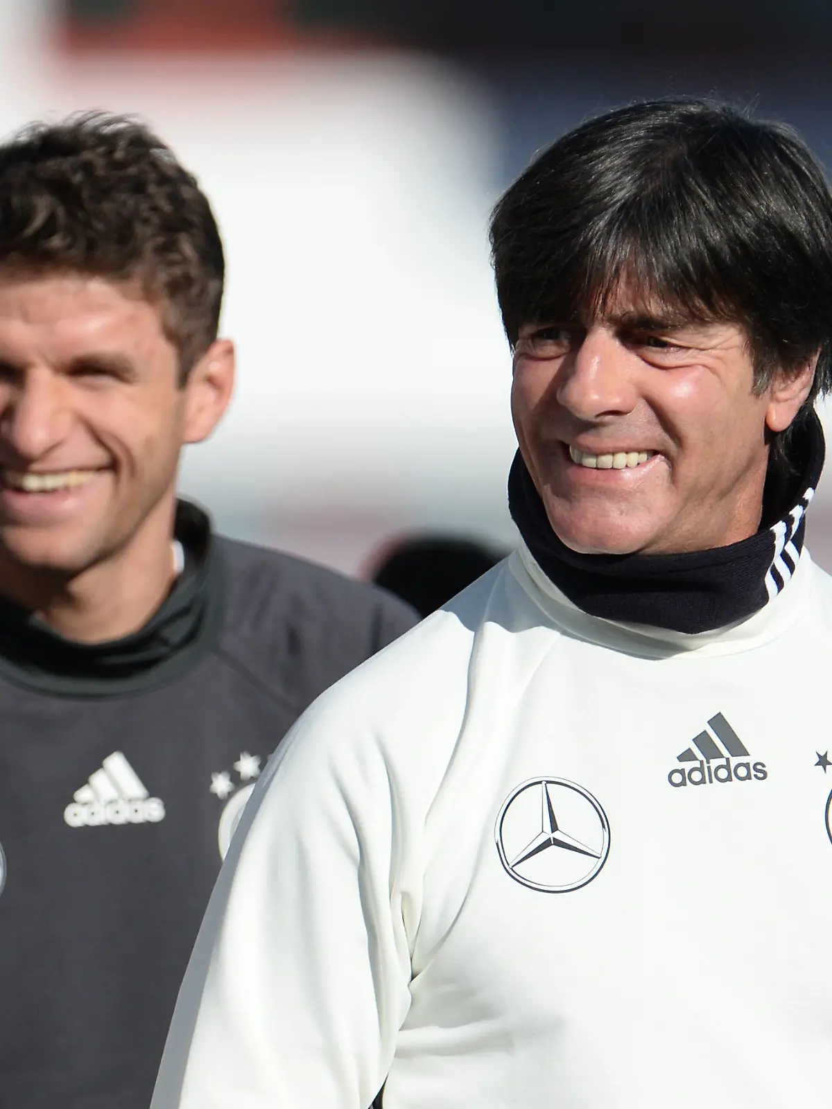 Nationalspieler Thomas Müller (l) und Bundestrainer Joachim Löw kommen am 11.11.2015 lachend zum Training der deutschen Fußball-Nationalmannschaft auf dem Gelände des FC Bayern München in München (Bayern). Foto: Andreas Gebert/dpa +++(c) dpa - Bildfunk+++