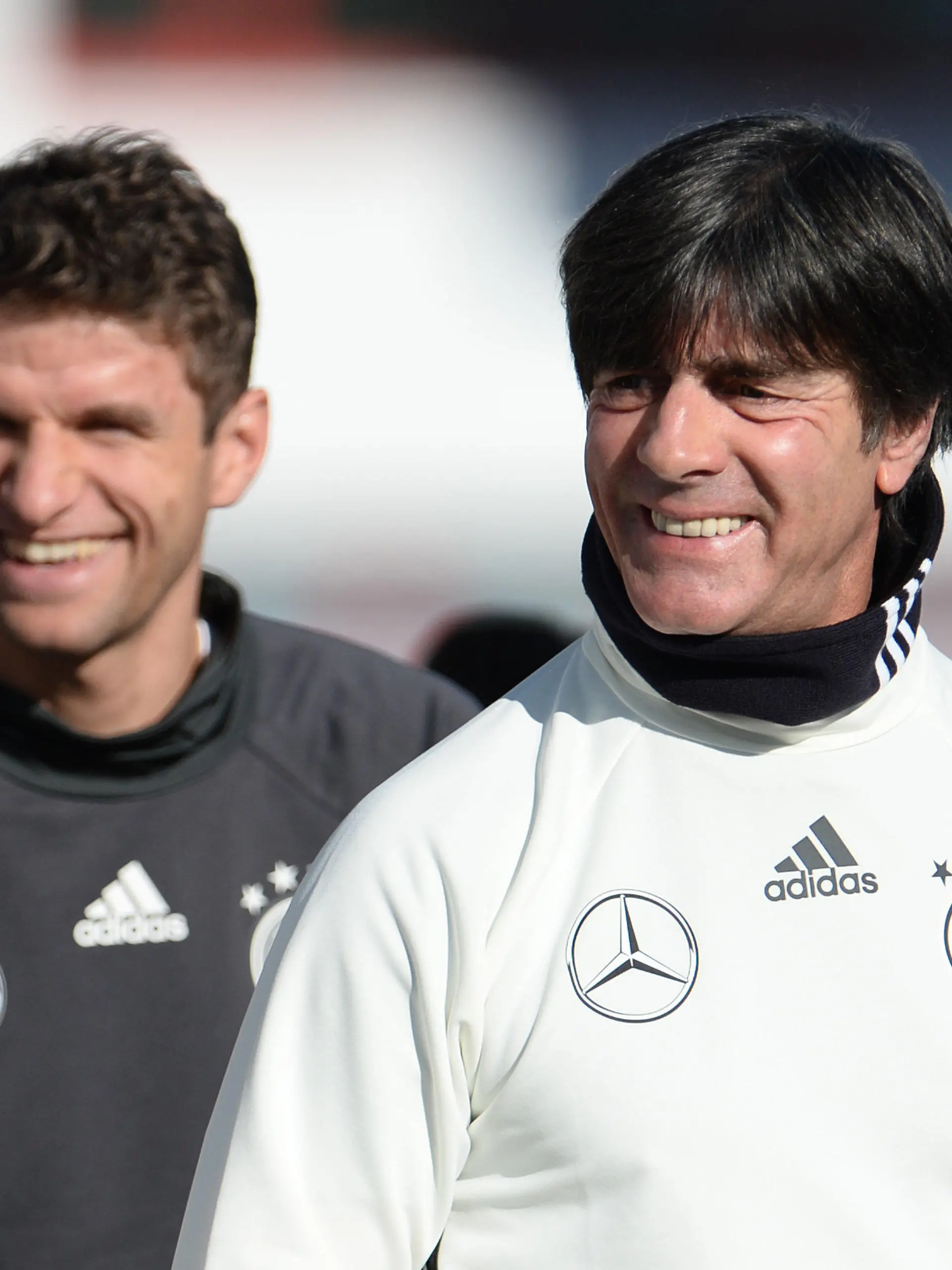 Nationalspieler Thomas Müller (l) und Bundestrainer Joachim Löw kommen am 11.11.2015 lachend zum Training der deutschen Fußball-Nationalmannschaft auf dem Gelände des FC Bayern München in München (Bayern). Foto: Andreas Gebert/dpa +++(c) dpa - Bildfunk+++