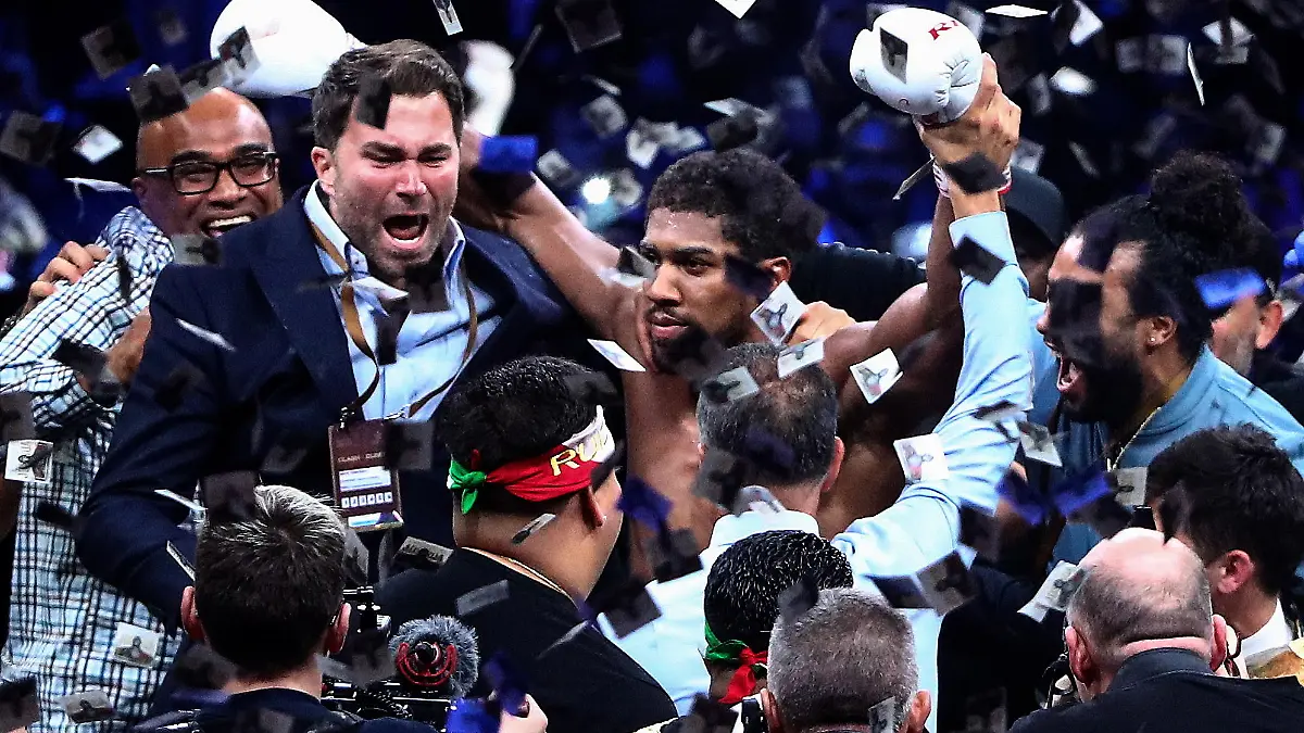 Anthony Joshua (neben Promoter Eddie Hearn) kämpfte Ende 2019 schon einmal in Saudi-Arabien