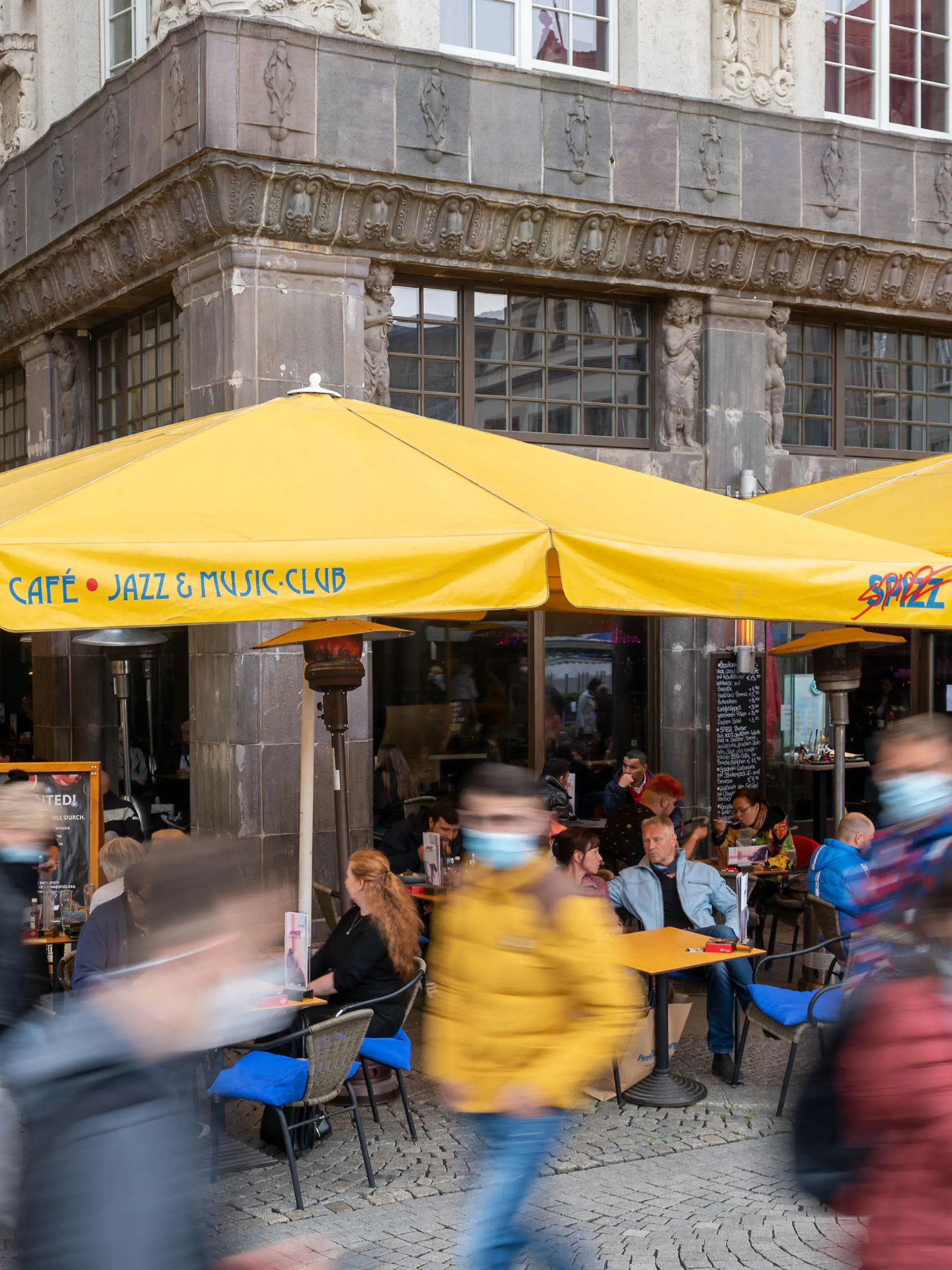 dpatopbilder - 14.05.2021, Sachsen, Leipzig: Die Freisitze der Bars und Restaurants um das Barfußgässchen sind gut besucht. Die Rückkehr der Außengastronomie ist angelaufen. Die Gastronomen der Messestadt dürfen seit heute wieder Essen und Getränke im Freien servieren. Leipzig liegt derzeit deutlich unter der kritischen Inzidenzmarke von 100. Foto: Hendrik Schmidt/dpa-Zentralbild/ZB +++ dpa-Bildfunk +++