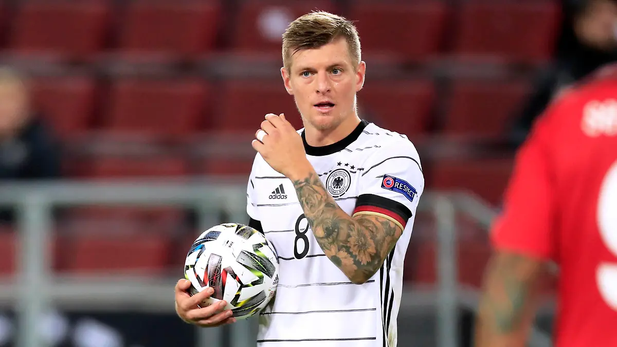  KROOS Toni Team Deutschland UEFA Nations League Qualifikation Spiel Deutschland - Schweiz 3 : 3 am 13. Oktober 2020 in Köln DFL REGULATIONS PROHIBIT ANY USE OF PHOTOGRAPHS as IMAGE SEQUENCES and/or QUASI-VIDEO *** KROOS Toni Team Germany UEFA Nations League Qualification Match Germany Switzerland 3 3 on 13 October 2020 in Cologne DFL REGULATIONS PROHIBIT ANY USE OF PHOTOGRAPHS as IMAGE SEQUENCES and or QUASI VIDEO