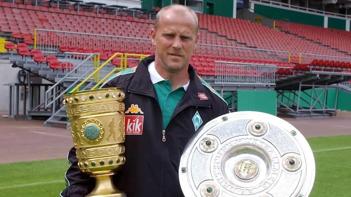  Fußball, SV Werder Bremen, Deutscher Meister 2004 Trainer Thomas Schaaf Bremen präsentiert die Meisterschale und den DFB-Pokal