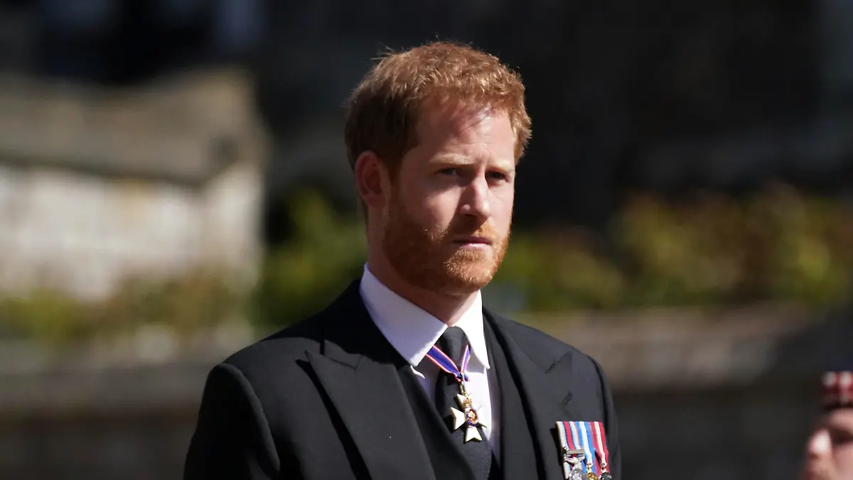 17.04.2021, Großbritannien, Windsor: Prinz Harry geht im Trauermarsch hinter dem Sarg seines Großvaters. Die Trauerfeier und Beisetzung von Queen-Ehemann Prinz Philip, Herzog von Edinburg, finden auf Schloss Windsor statt. Prinz Philip war am 9. April im Alter von 99 Jahren gestorben. Foto: Victoria Jones/Pool PA / AP/dpa +++ dpa-Bildfunk +++