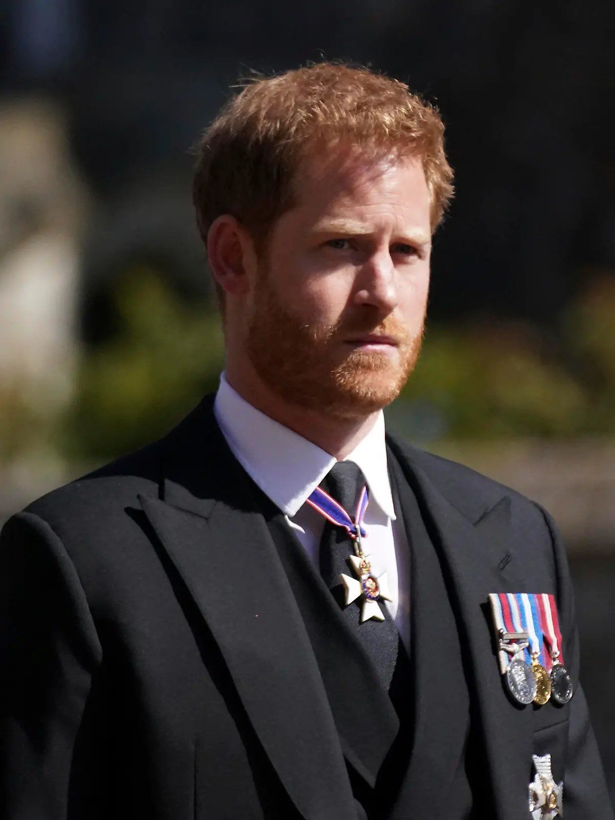 17.04.2021, Großbritannien, Windsor: Prinz Harry geht im Trauermarsch hinter dem Sarg seines Großvaters. Die Trauerfeier und Beisetzung von Queen-Ehemann Prinz Philip, Herzog von Edinburg, finden auf Schloss Windsor statt. Prinz Philip war am 9. April im Alter von 99 Jahren gestorben. Foto: Victoria Jones/Pool PA / AP/dpa +++ dpa-Bildfunk +++