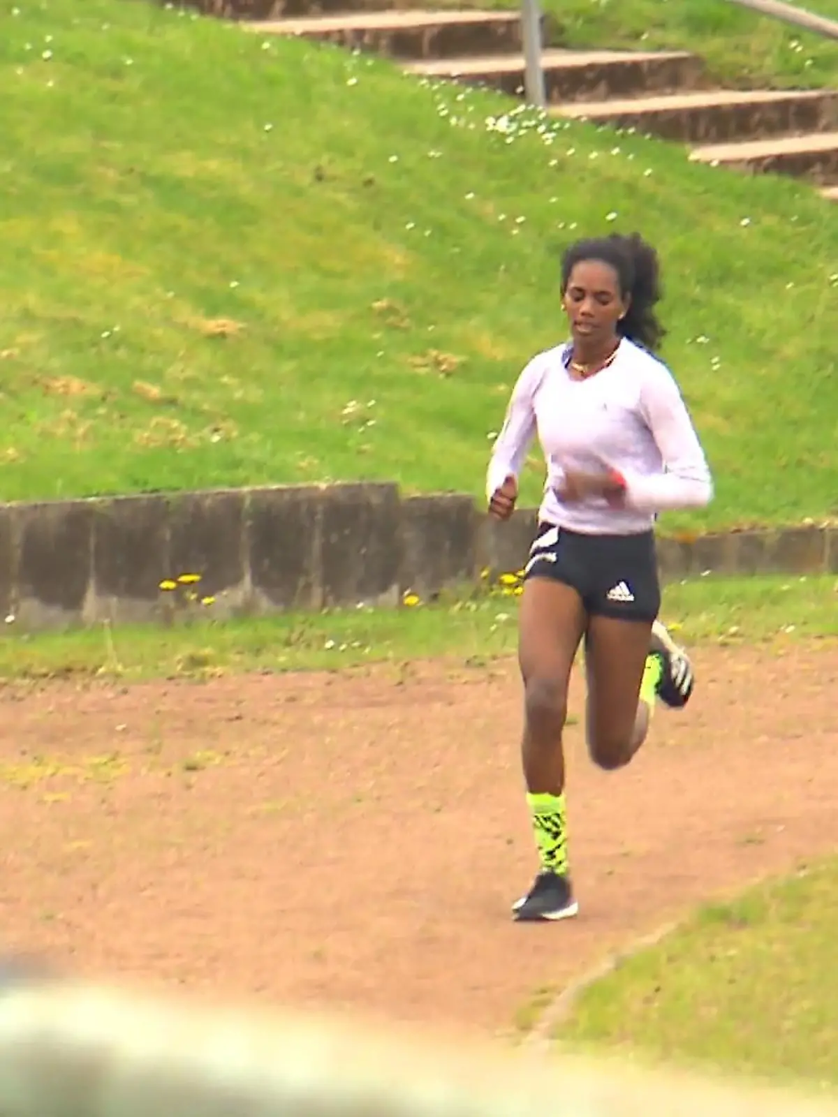 Europarekord im Halbmarathon, Vize-Weltmeisterin und jetzt Olympiateilnehmerin: Für Melat Kejeta geht ein Traum in Erfüllung. Die 28-Jährige ist geboren und aufgewachsen in Äthiopien. Weil ihre Familie dort politisch verfolgt wurde, floh sie 2013 über Italien nach Gießen – mittlerweile lebt sie in Kassel. Im jungen Alter von 21 Jahren befand sie sich in einer völlig neuen Umgebung mit einer neuen Sprache, einer neuen Kultur und neuen Gegebenheiten. Trotz der vielen Veränderungen in ihrem Leben, hatte Kejeta eine wichtige Konstante: den Sport