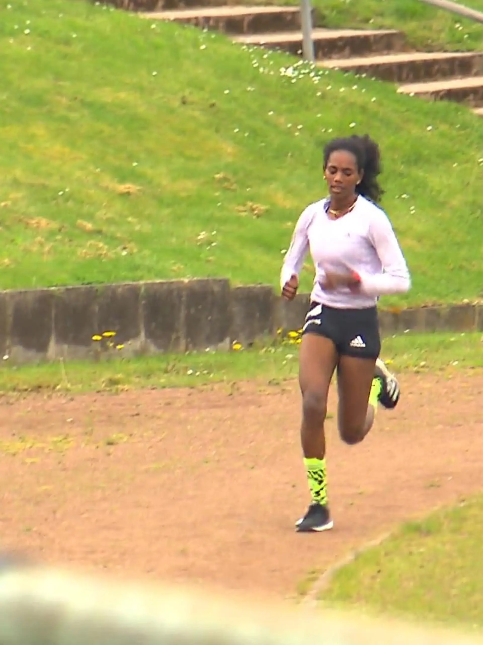 Europarekord im Halbmarathon, Vize-Weltmeisterin und jetzt Olympiateilnehmerin: Für Melat Kejeta geht ein Traum in Erfüllung. Die 28-Jährige ist geboren und aufgewachsen in Äthiopien. Weil ihre Familie dort politisch verfolgt wurde, floh sie 2013 über Italien nach Gießen – mittlerweile lebt sie in Kassel. Im jungen Alter von 21 Jahren befand sie sich in einer völlig neuen Umgebung mit einer neuen Sprache, einer neuen Kultur und neuen Gegebenheiten. Trotz der vielen Veränderungen in ihrem Leben, hatte Kejeta eine wichtige Konstante: den Sport