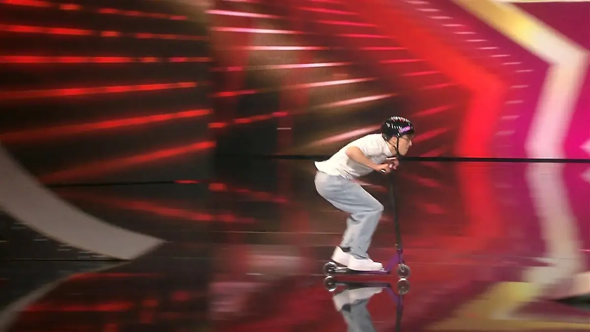 Max zeigt seine besten Scooter-Tricks Mit Vollgas zum Titel