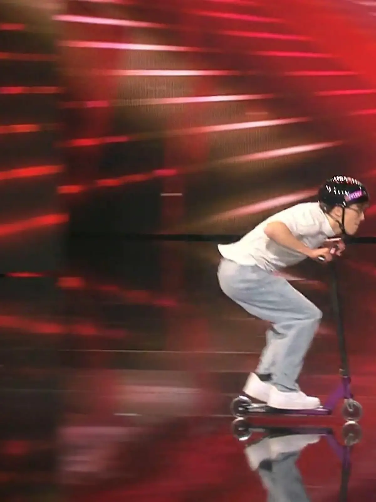 Bild zu: "Max zeigt seine besten Scooter-Tricks"