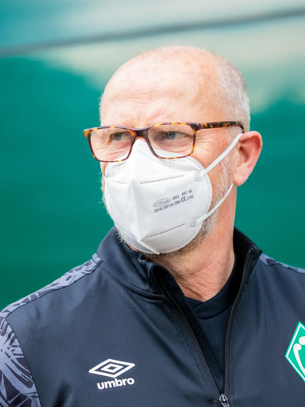 17.05.2021, Niedersachsen, Barsinghausen: Fußball: Bundesliga. Thomas Schaaf, neuer Interimstrainer des Fußball-Bundesligisten SV Werder Bremen, verlässt das Sporthotel Fuchsbachtal in der Region Hannover, wo sich die Mannschaft von Werder Bremen im Quarantäne-Trainingslager befindet, und geht am Mannschaftsbus entlang. Foto: Moritz Frankenberg/dpa +++ dpa-Bildfunk +++