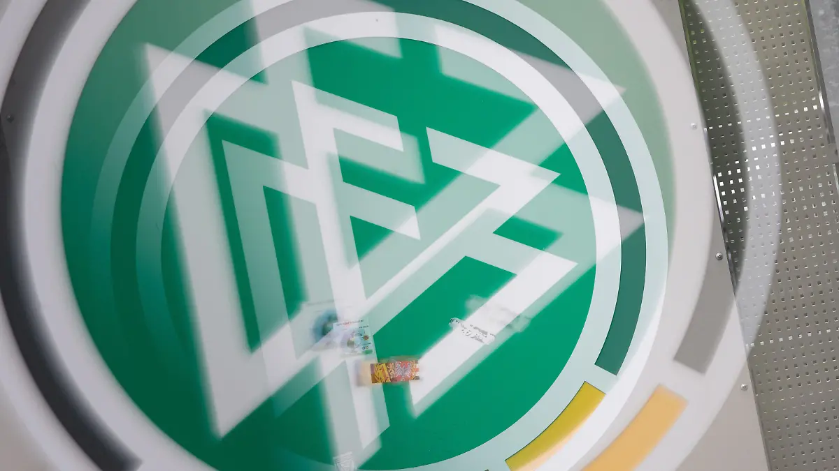 DFB-Logo spiegelt sich in der Linse eines eingebauten Telekonverters des Objektivs