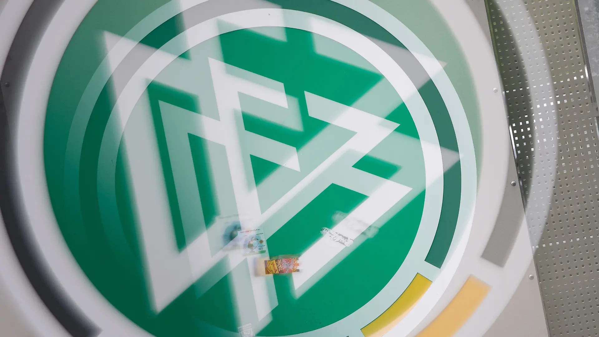 DFB-Logo spiegelt sich in der Linse eines eingebauten Telekonverters des Objektivs