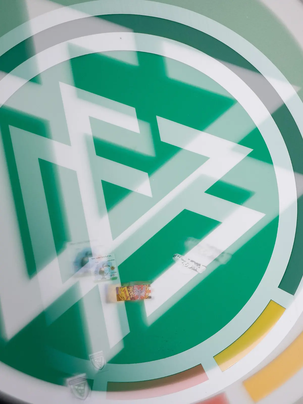DFB-Logo spiegelt sich in der Linse eines eingebauten Telekonverters des Objektivs