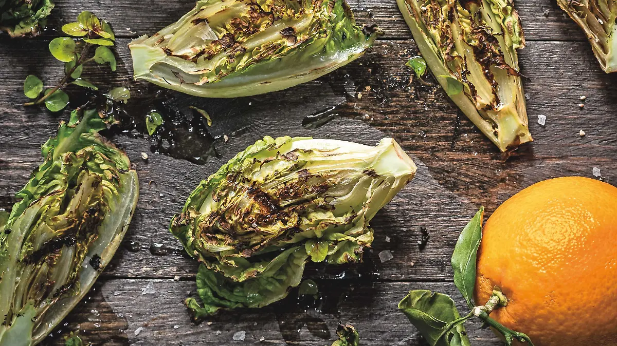 Gegrillter Salat mit Oregano- und Orangenvinaigrette