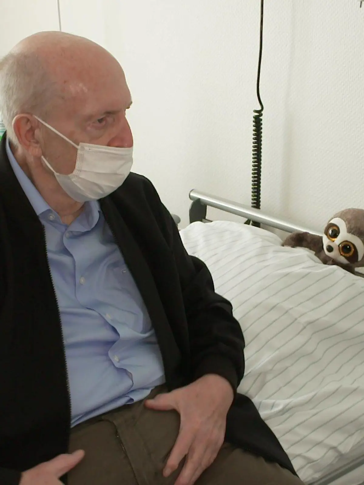 Reiner Calmund auf einem Krankenbett