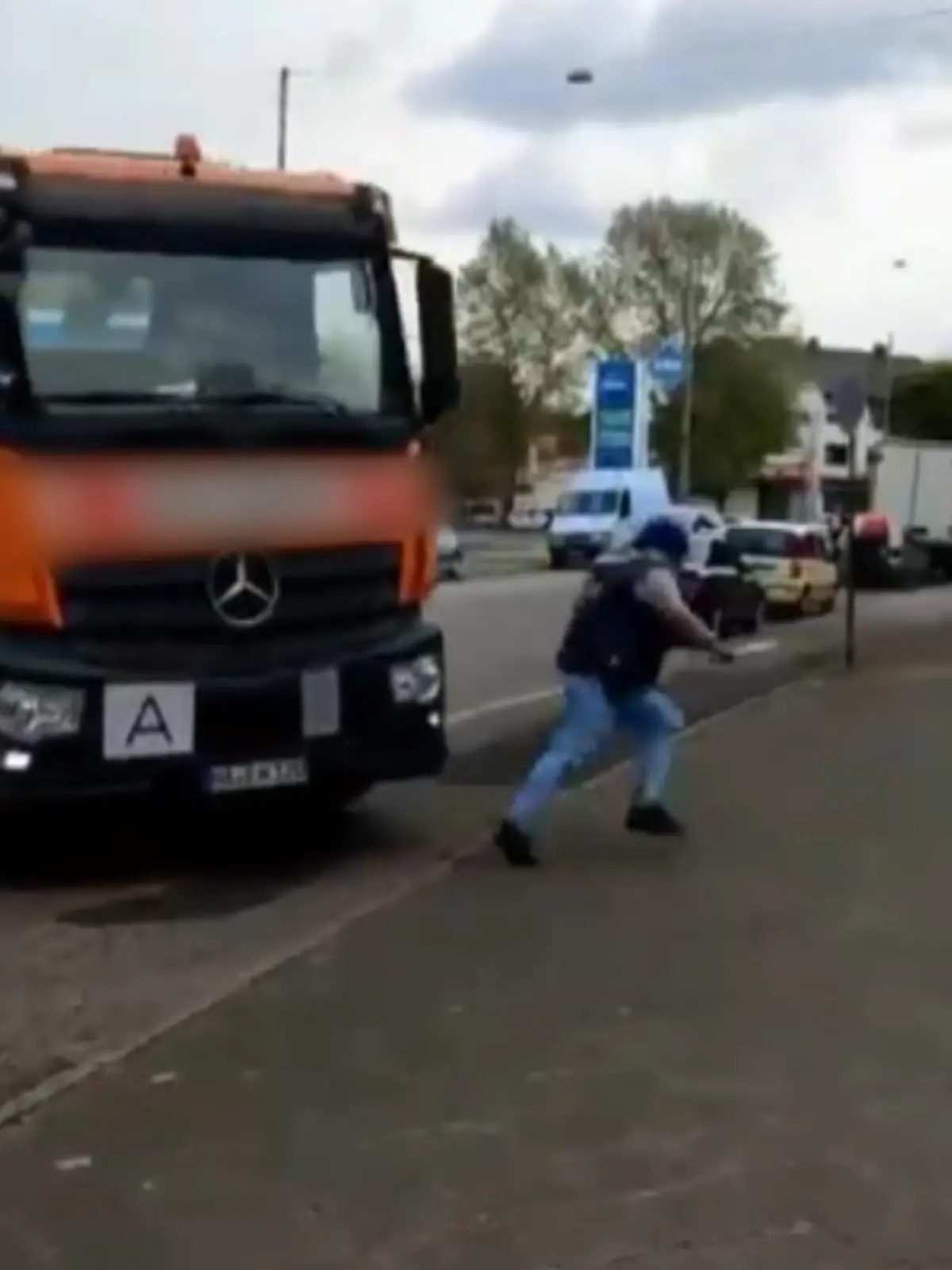 Bild zu: "Video: Lkw-Fahrer will Mann überfahren"